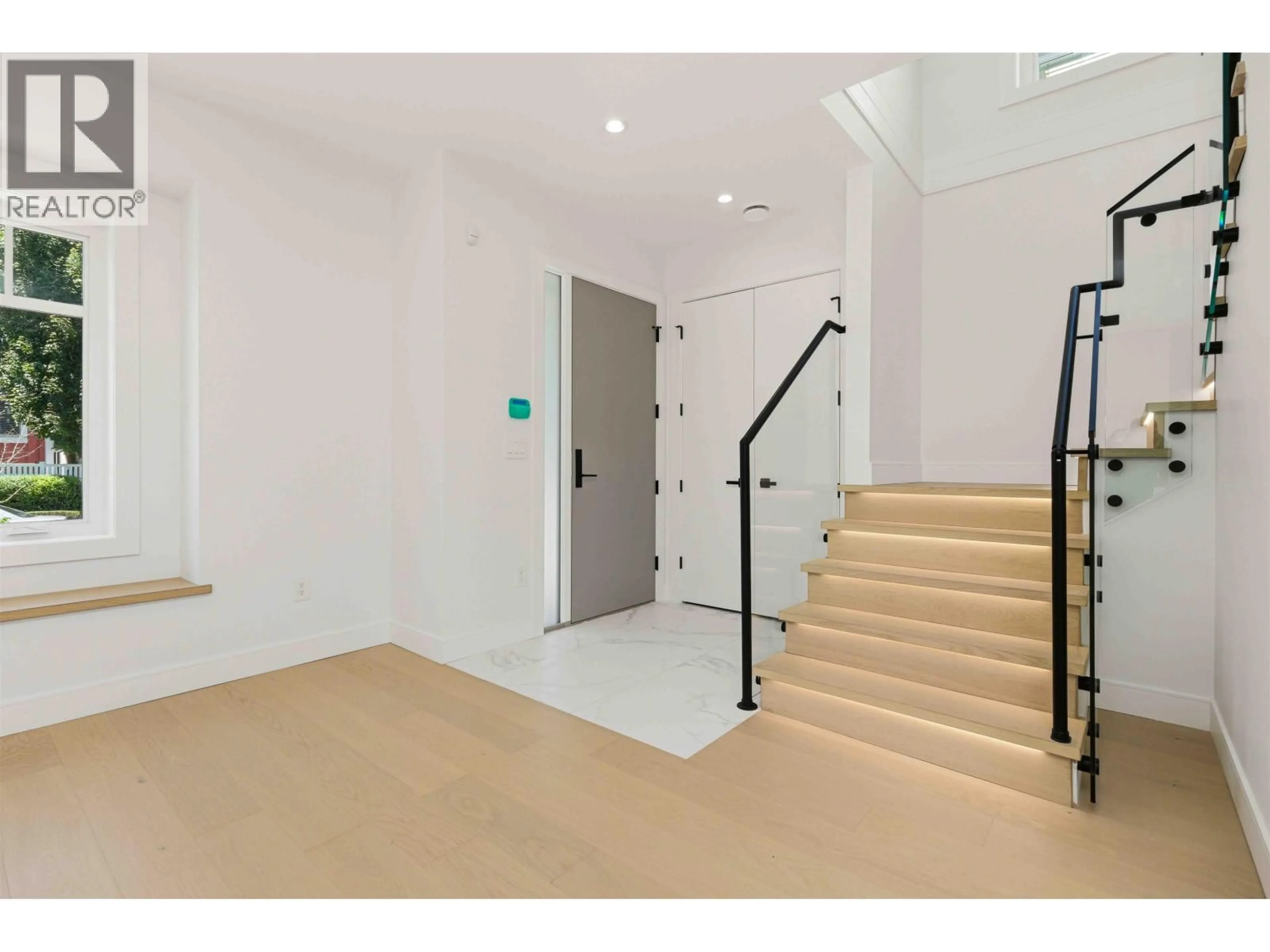 Indoor foyer for 12260 ENGLISH AVENUE, Richmond British Columbia V7E6S8
