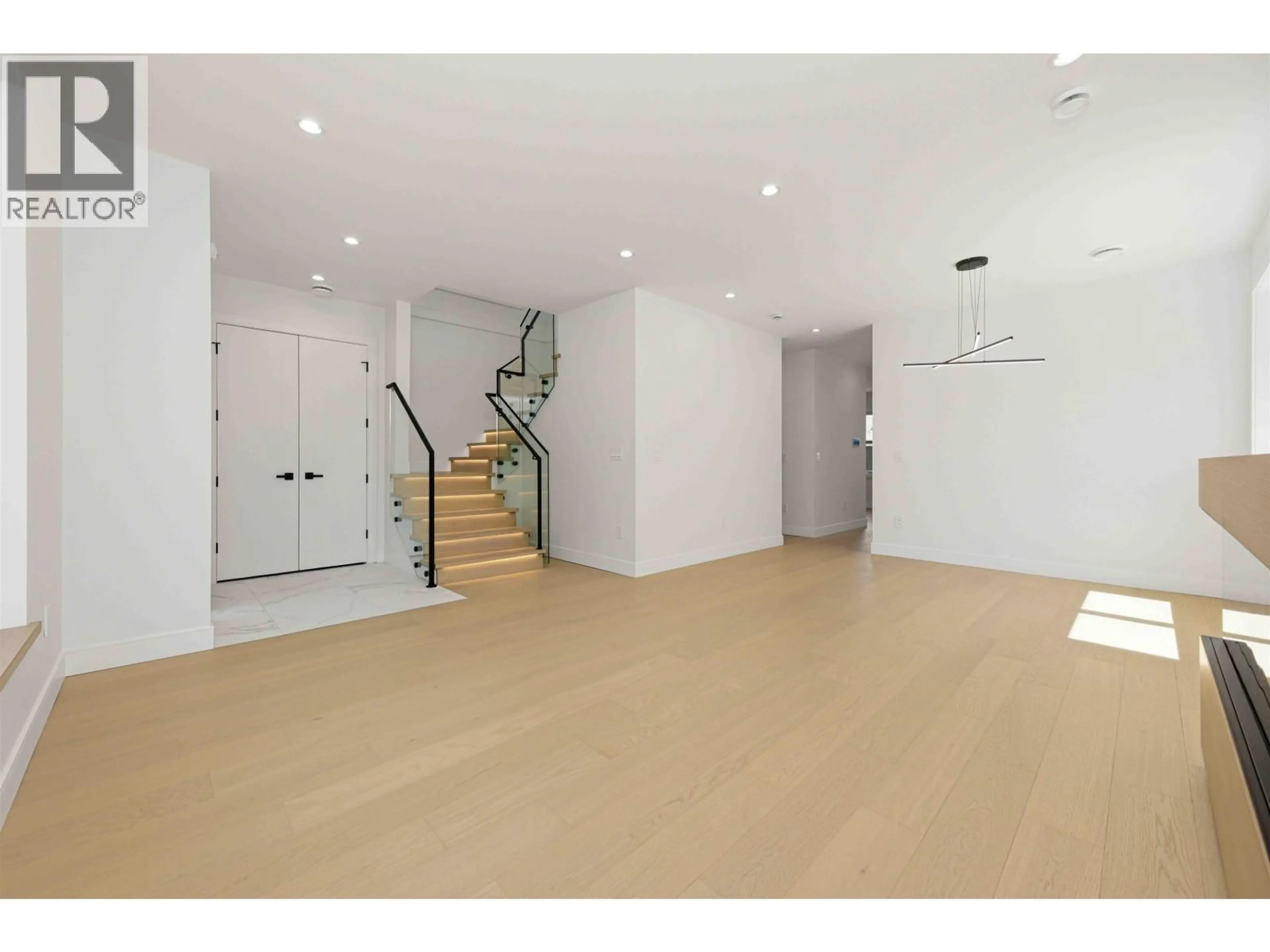 Indoor foyer for 12260 ENGLISH AVENUE, Richmond British Columbia V7E6S8