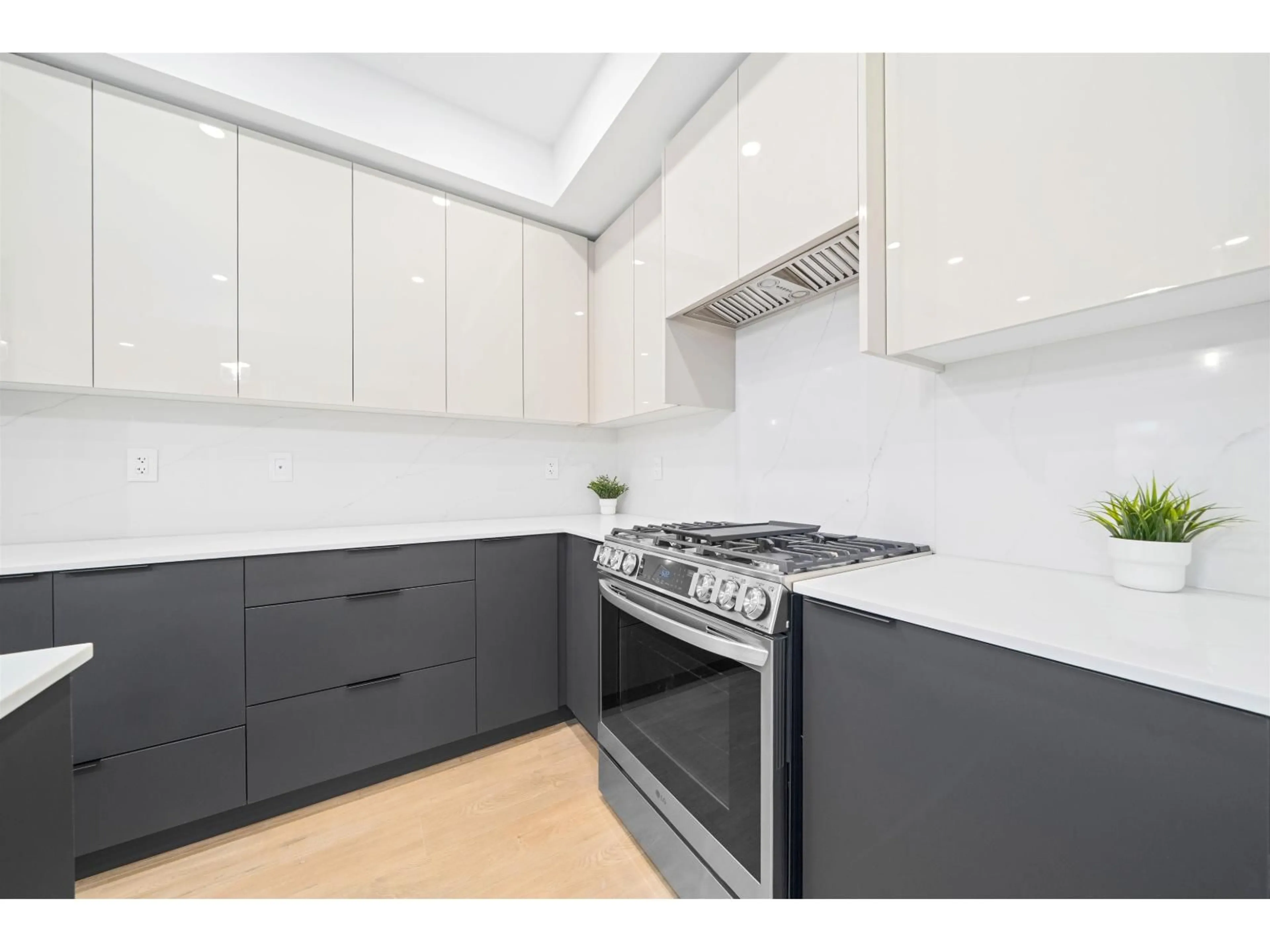 Standard kitchen, unknown for 101 - 15353 17 AVENUE, Surrey British Columbia V4A0E2