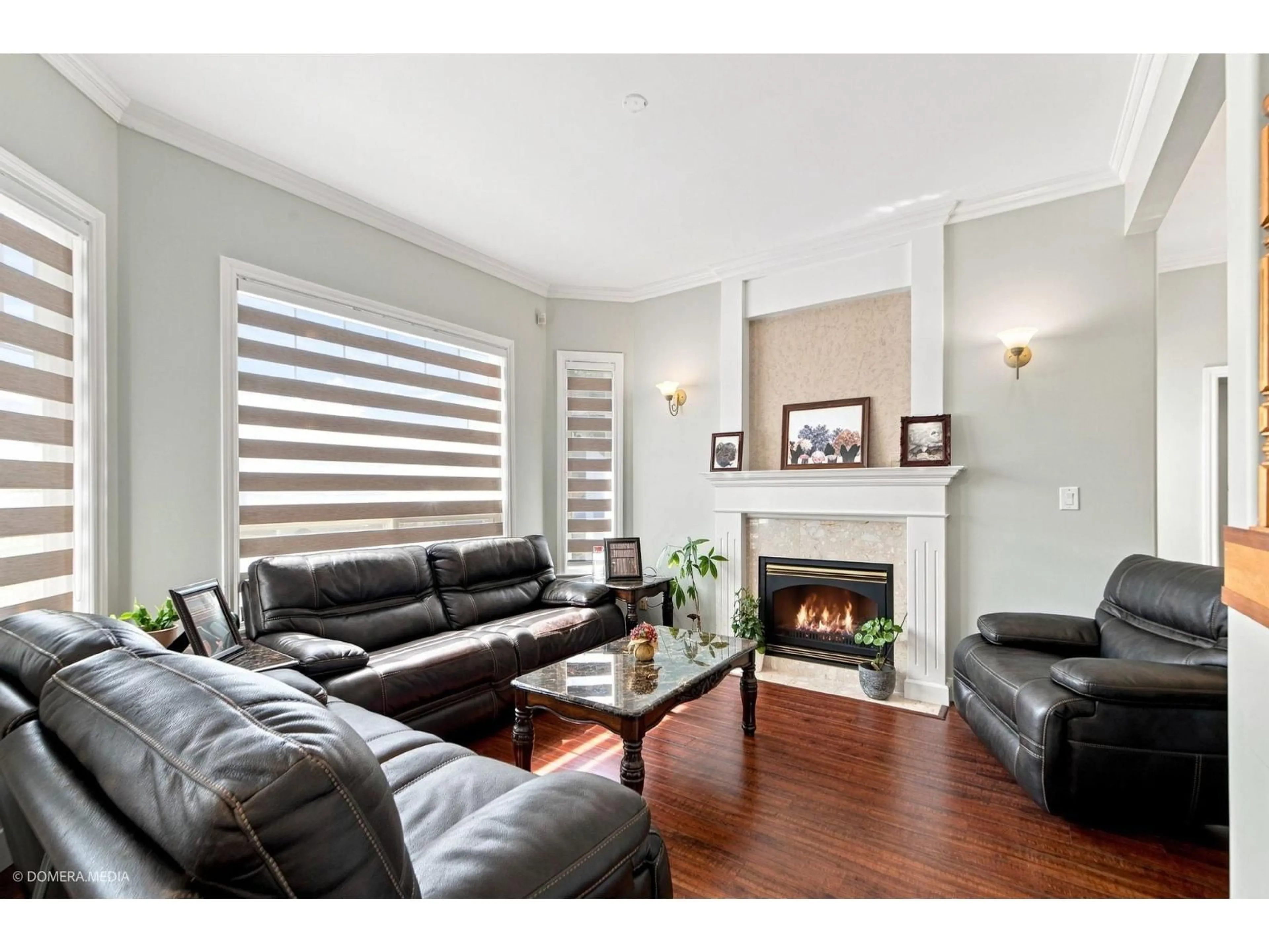 Living room with furniture, wood/laminate floor for 6045 131 STREET, Surrey British Columbia V3X3N4