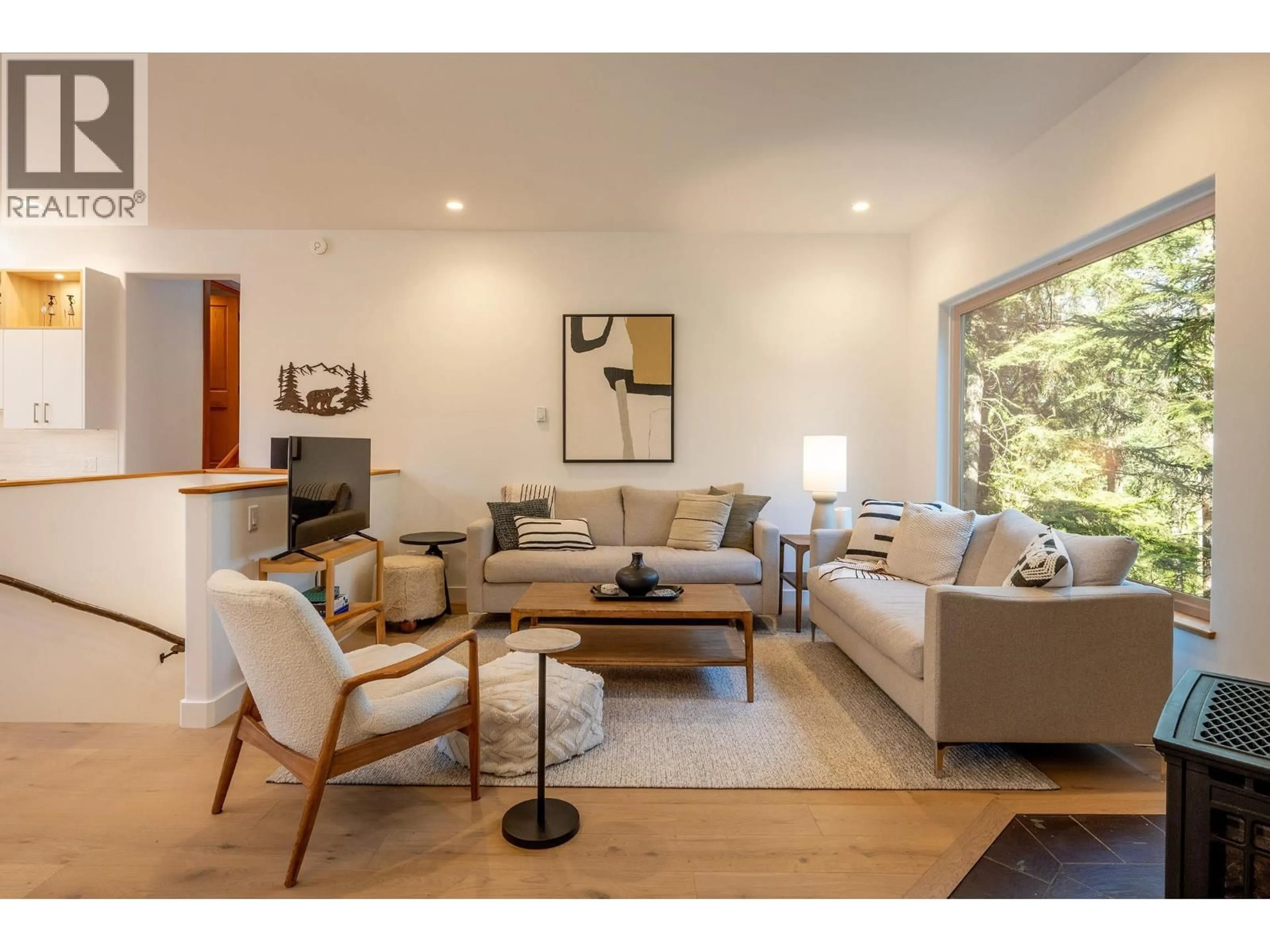 Living room with furniture, wood/laminate floor for 3125 HAWTHORNE PLACE, Whistler British Columbia V8E0B8