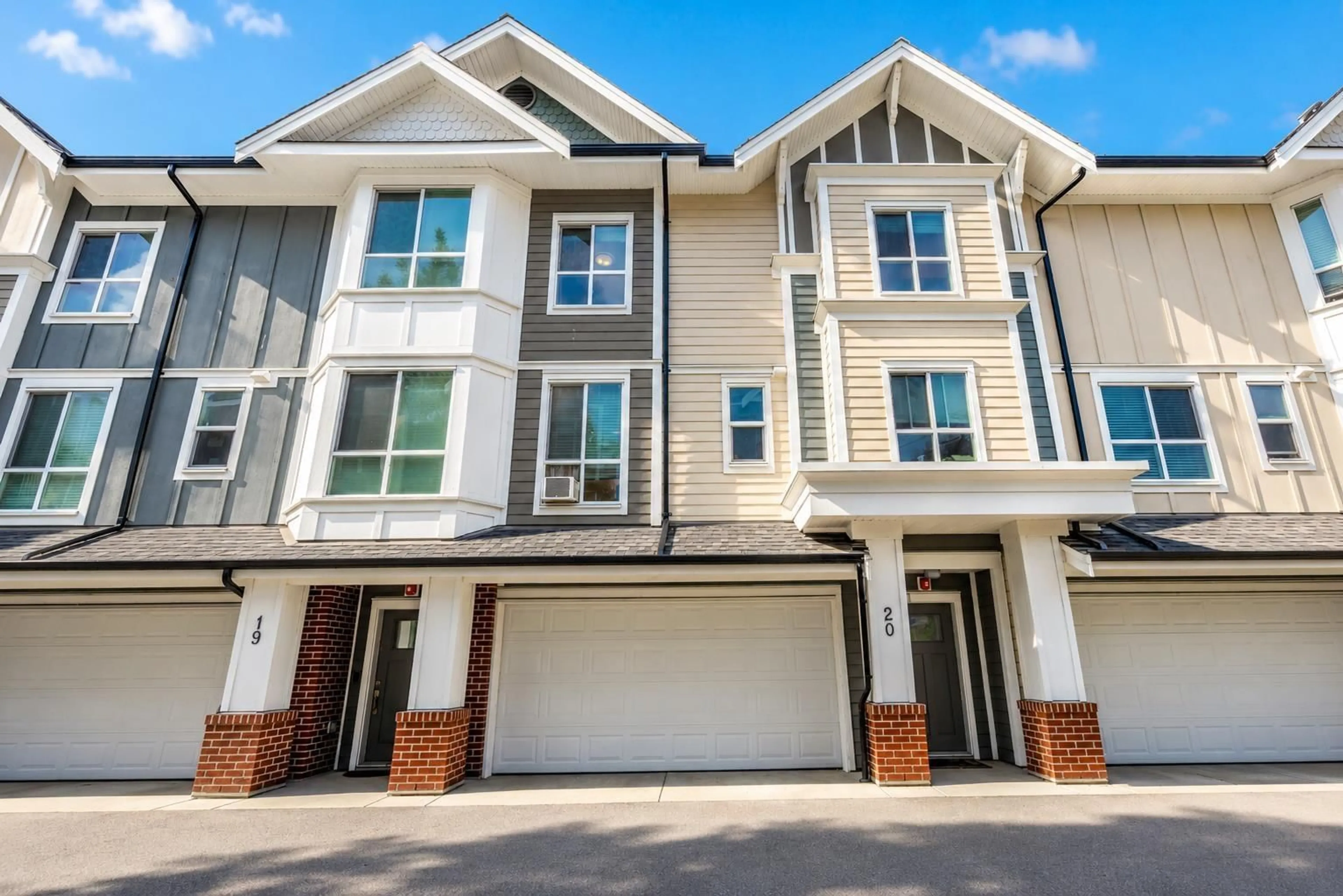 Home with vinyl exterior material, street for 20 - 20723 FRASER HIHGWAY, Langley British Columbia V3A0K2