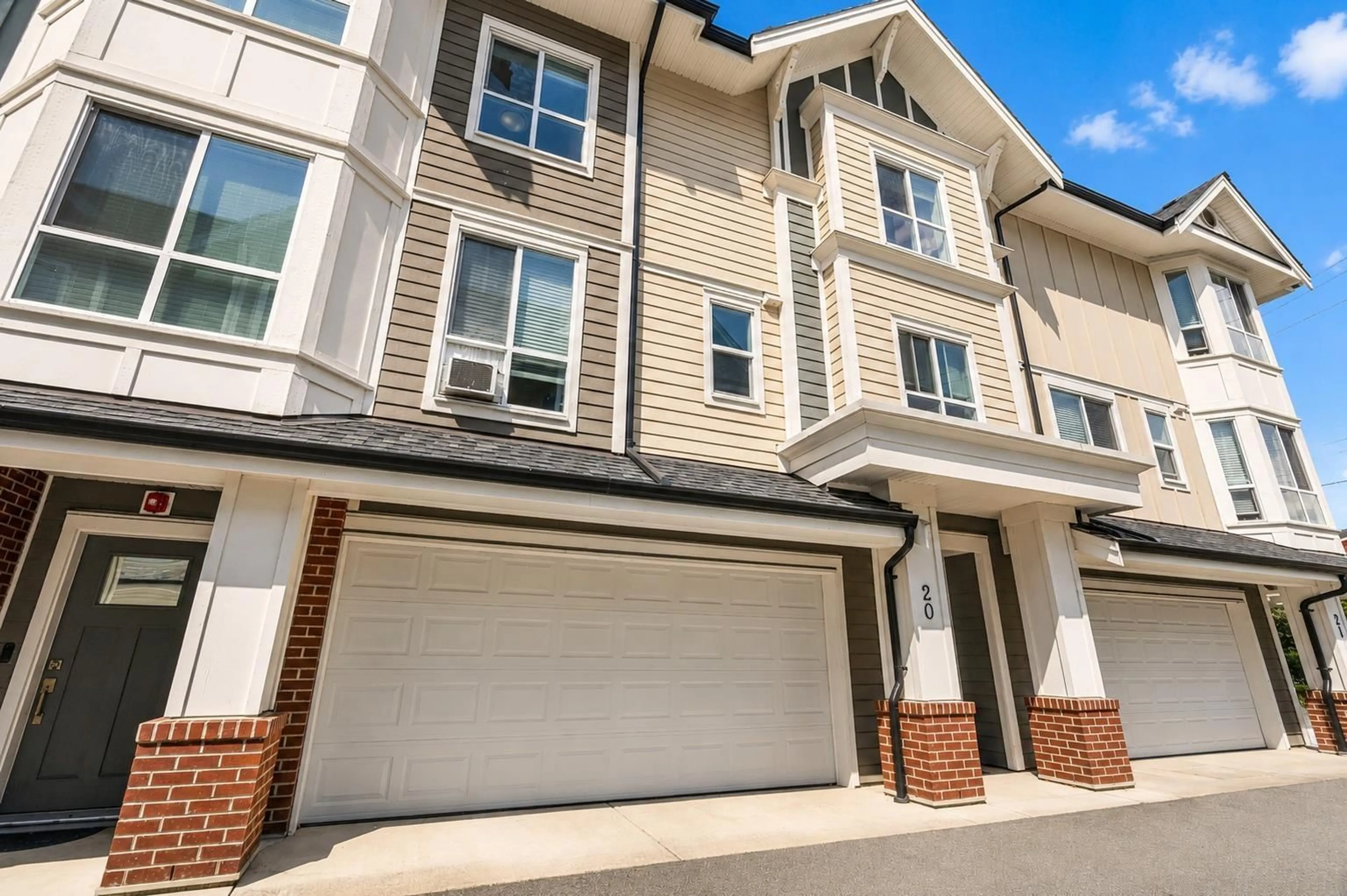 Home with vinyl exterior material, street for 20 - 20723 FRASER HIHGWAY, Langley British Columbia V3A0K2