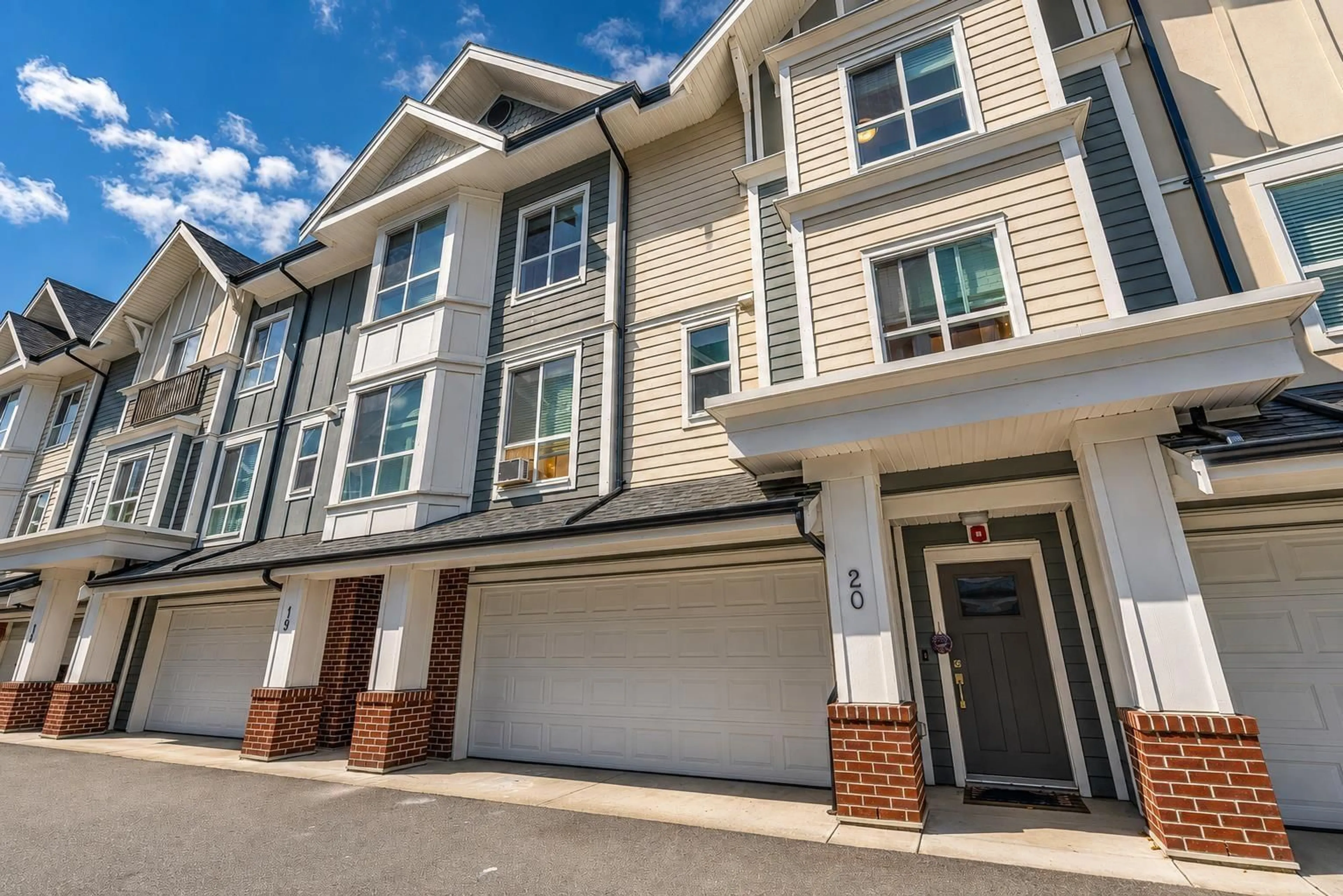 Home with vinyl exterior material, street for 20 - 20723 FRASER HIHGWAY, Langley British Columbia V3A0K2