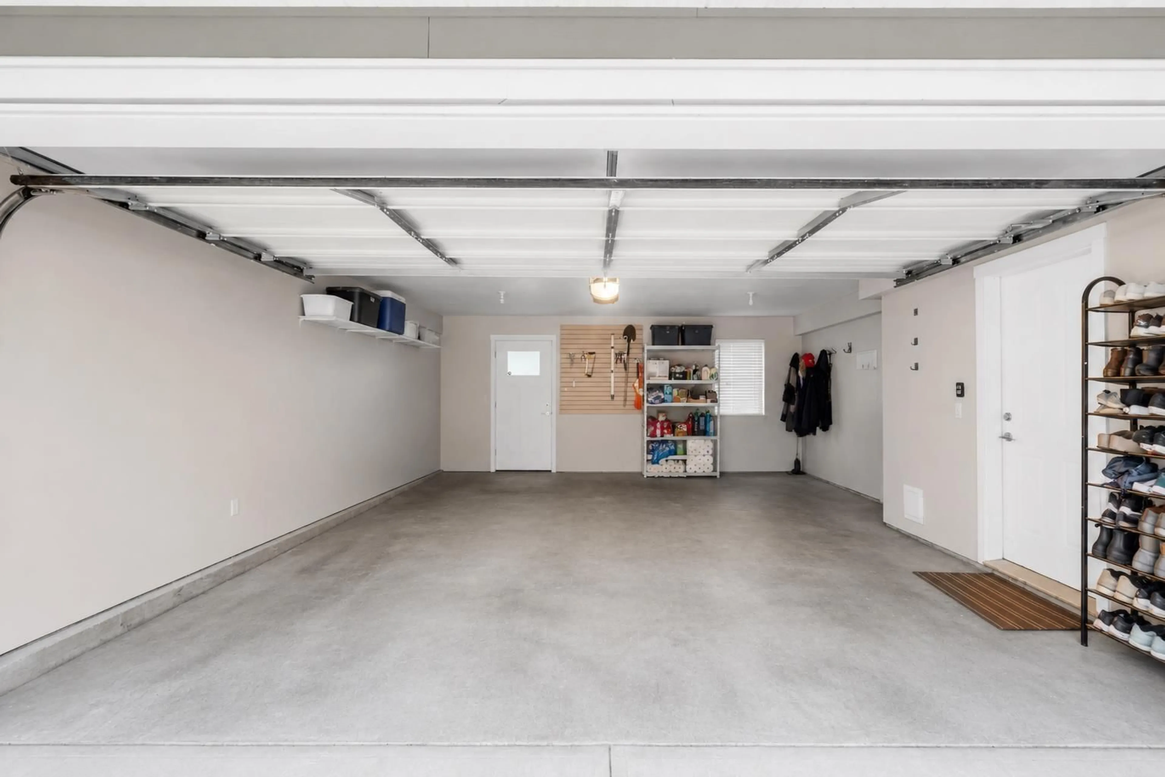 Indoor garage for 20 - 20723 FRASER HIHGWAY, Langley British Columbia V3A0K2