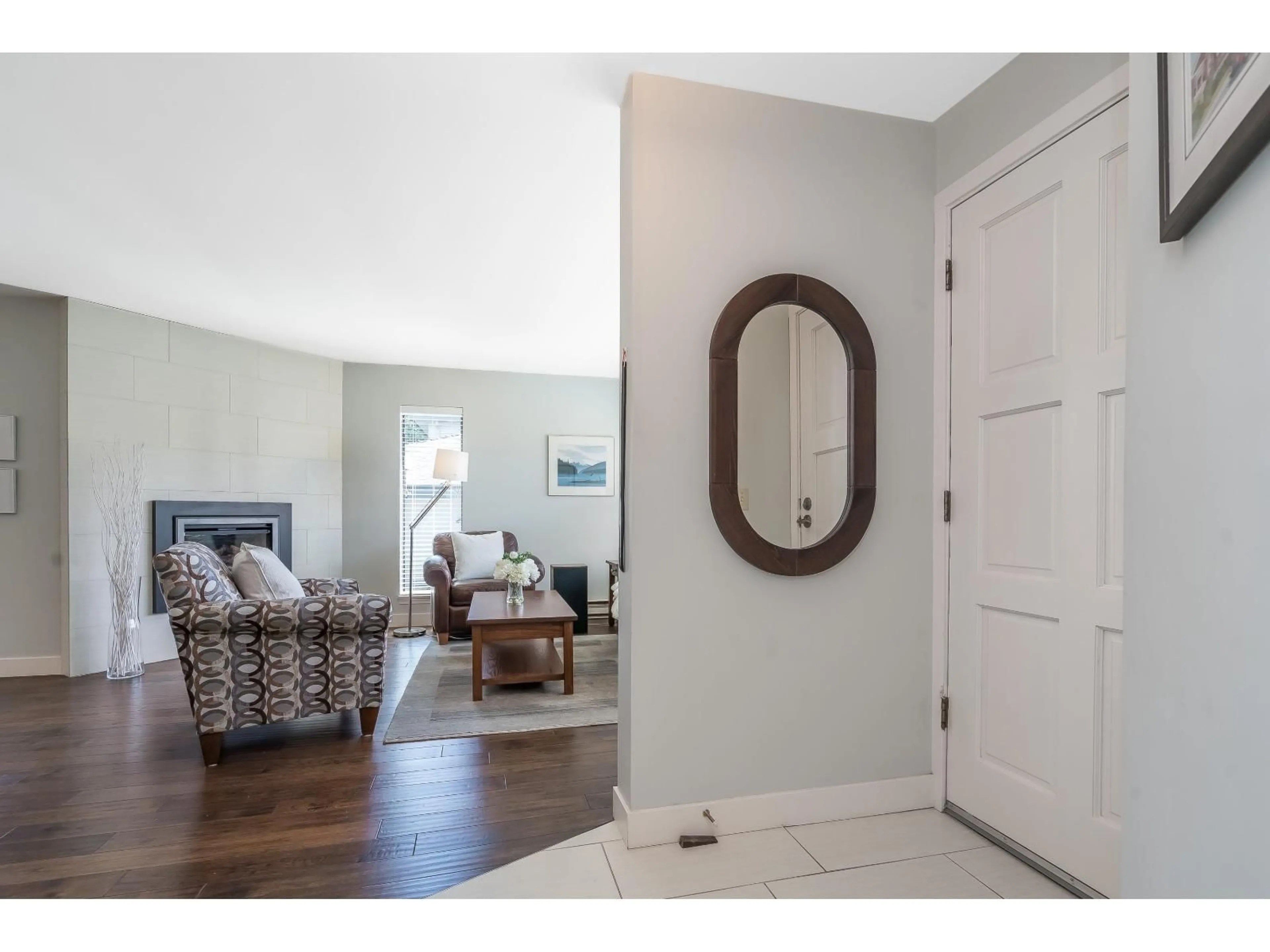 Indoor entryway for 1 - 14231 18A AVENUE, Surrey British Columbia V4A7N8