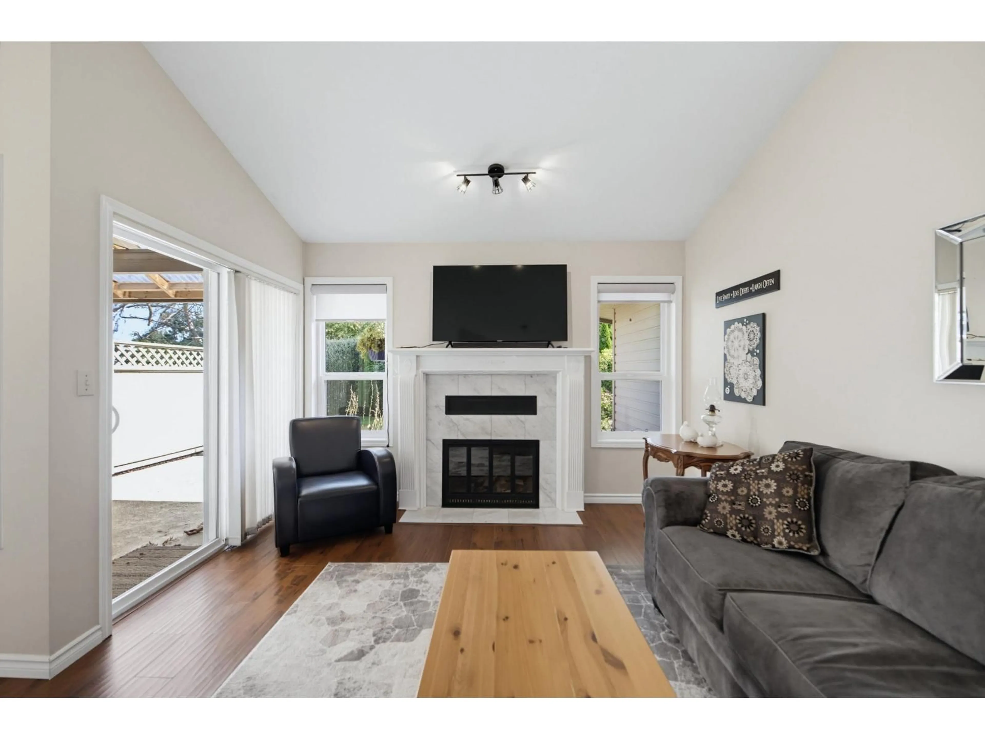 Living room with furniture, wood/laminate floor for 7 - 9515 WOODBINE STREET, Chilliwack British Columbia V2P7T1