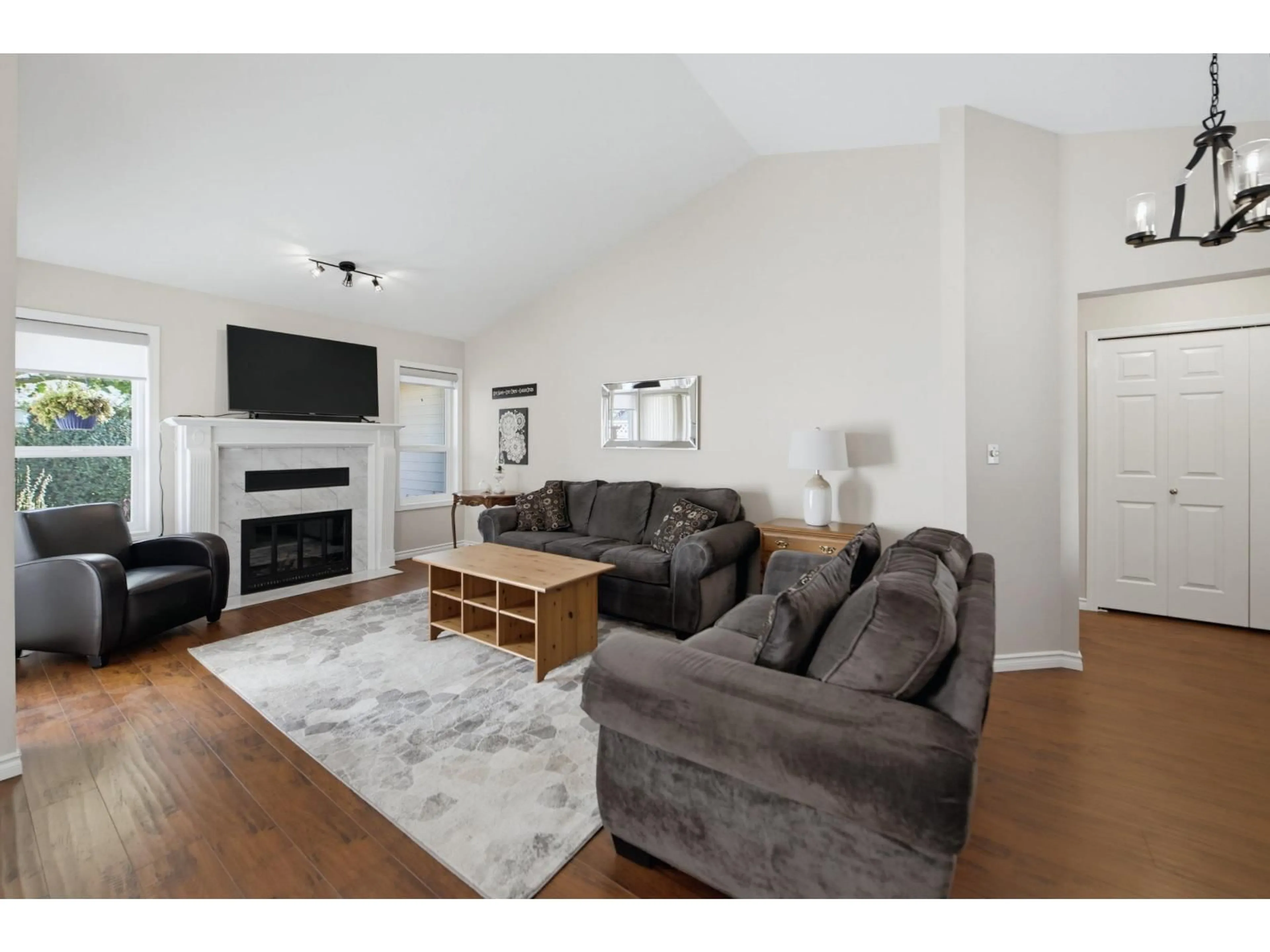 Living room with furniture, wood/laminate floor for 7 - 9515 WOODBINE STREET, Chilliwack British Columbia V2P7T1