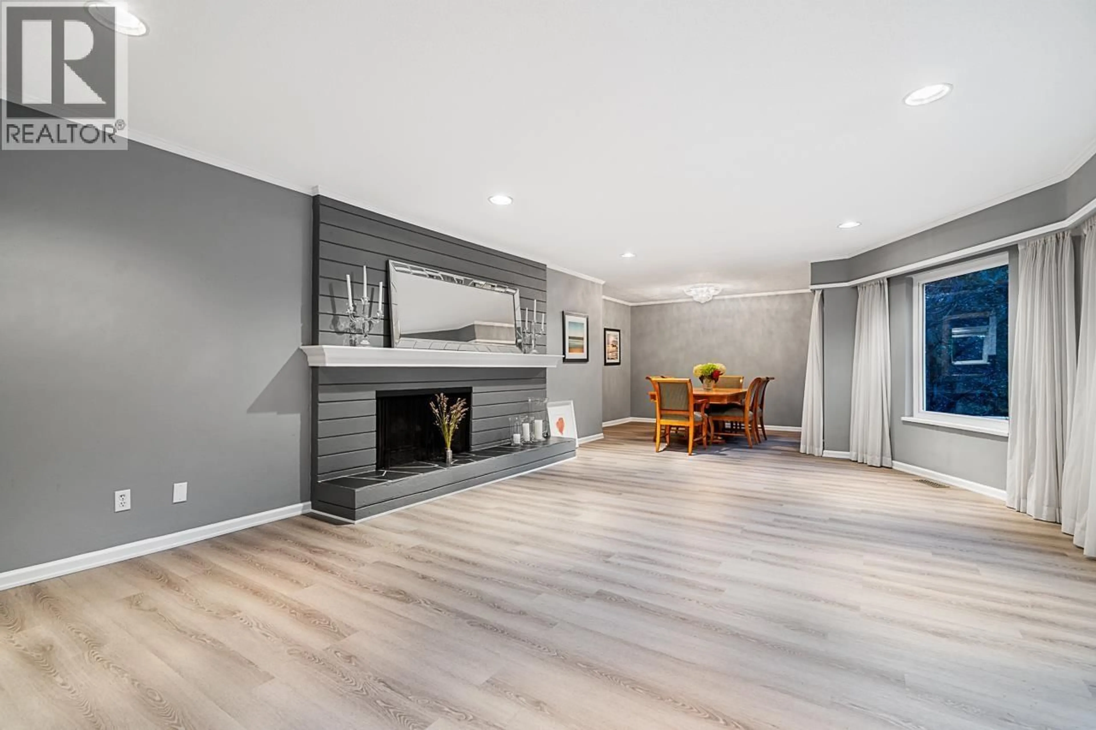 Living room with furniture, wood/laminate floor for 4740 RUTLAND ROAD, West Vancouver British Columbia V7W1G7