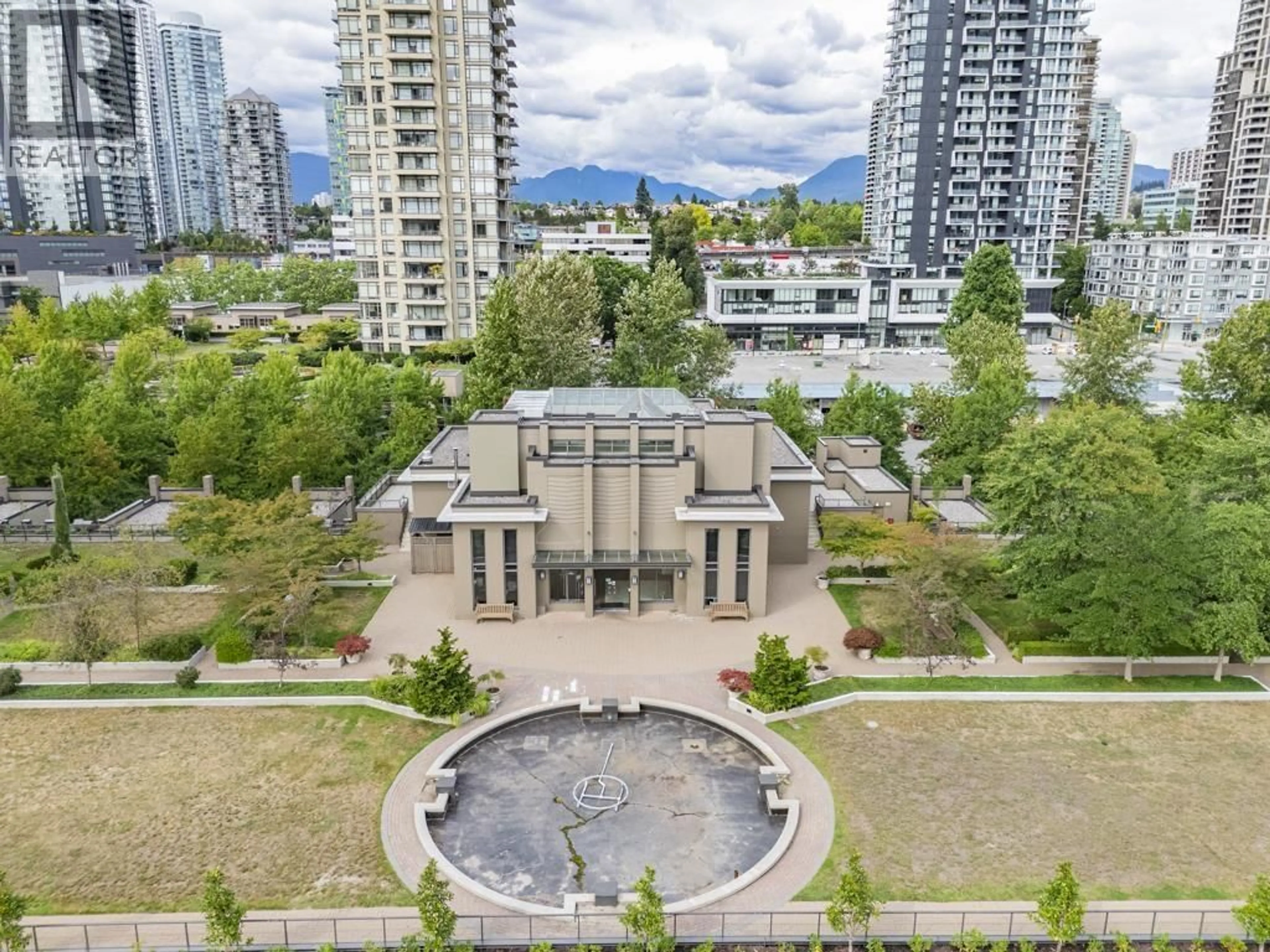 A pic from outside/outdoor area/front of a property/back of a property/a pic from drone, city buildings view from balcony for 2501 - 2355 MADISON AVENUE, Burnaby British Columbia V5C0B3