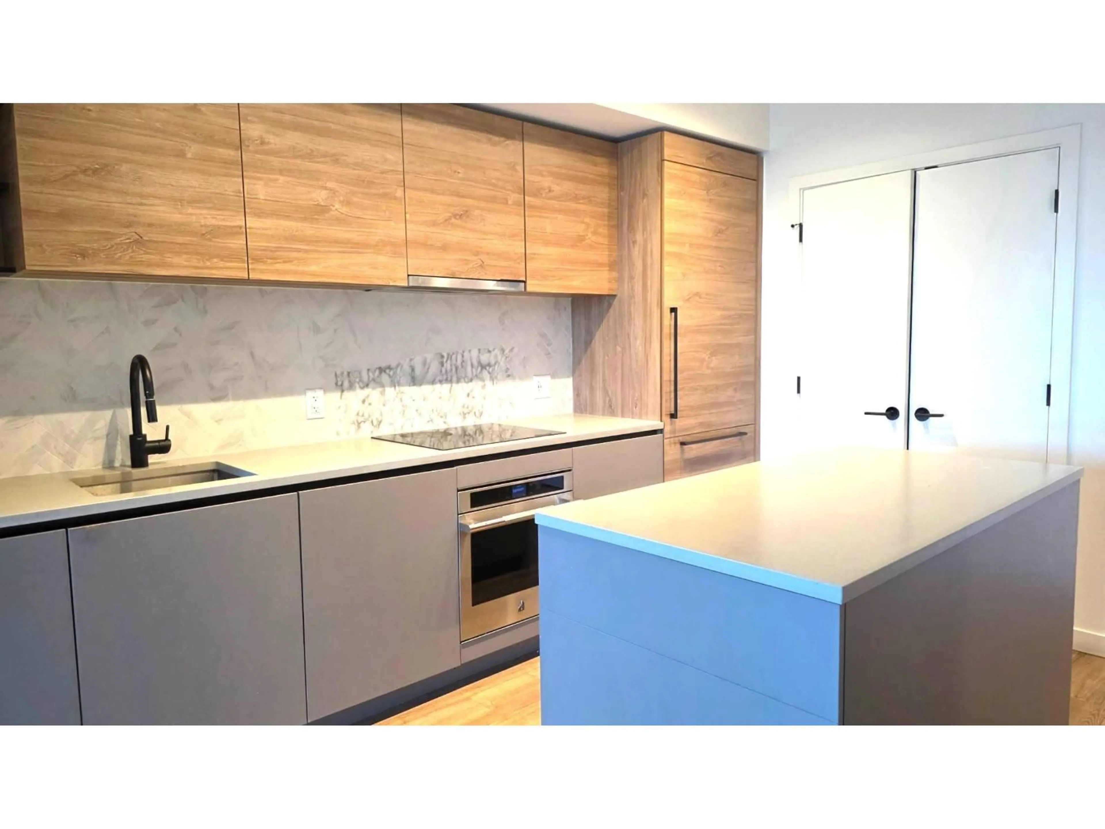 Contemporary kitchen, wood/laminate floor for 809 - 10448 UNIVERSITY DRIVE, Surrey British Columbia V3T0S7