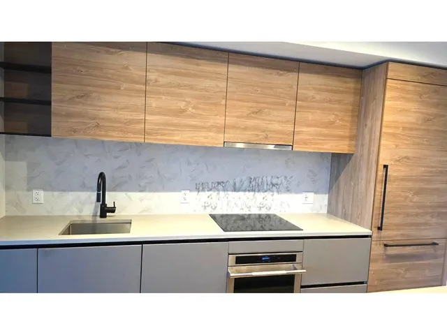 809 - 10448 UNIVERSITY DRIVE, Surrey 3