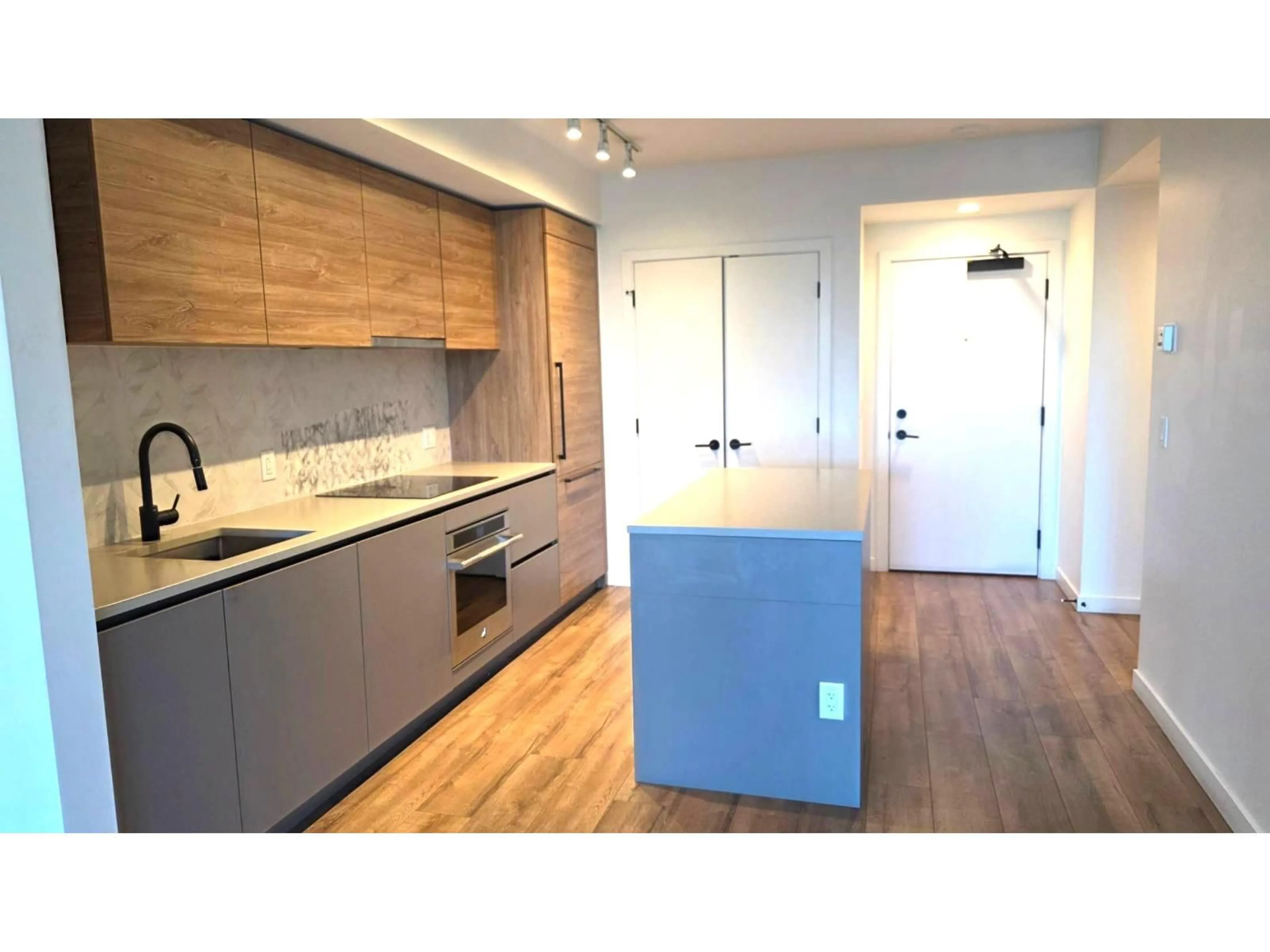 Open concept kitchen, wood/laminate floor for 809 - 10448 UNIVERSITY DRIVE, Surrey British Columbia V3T0S7