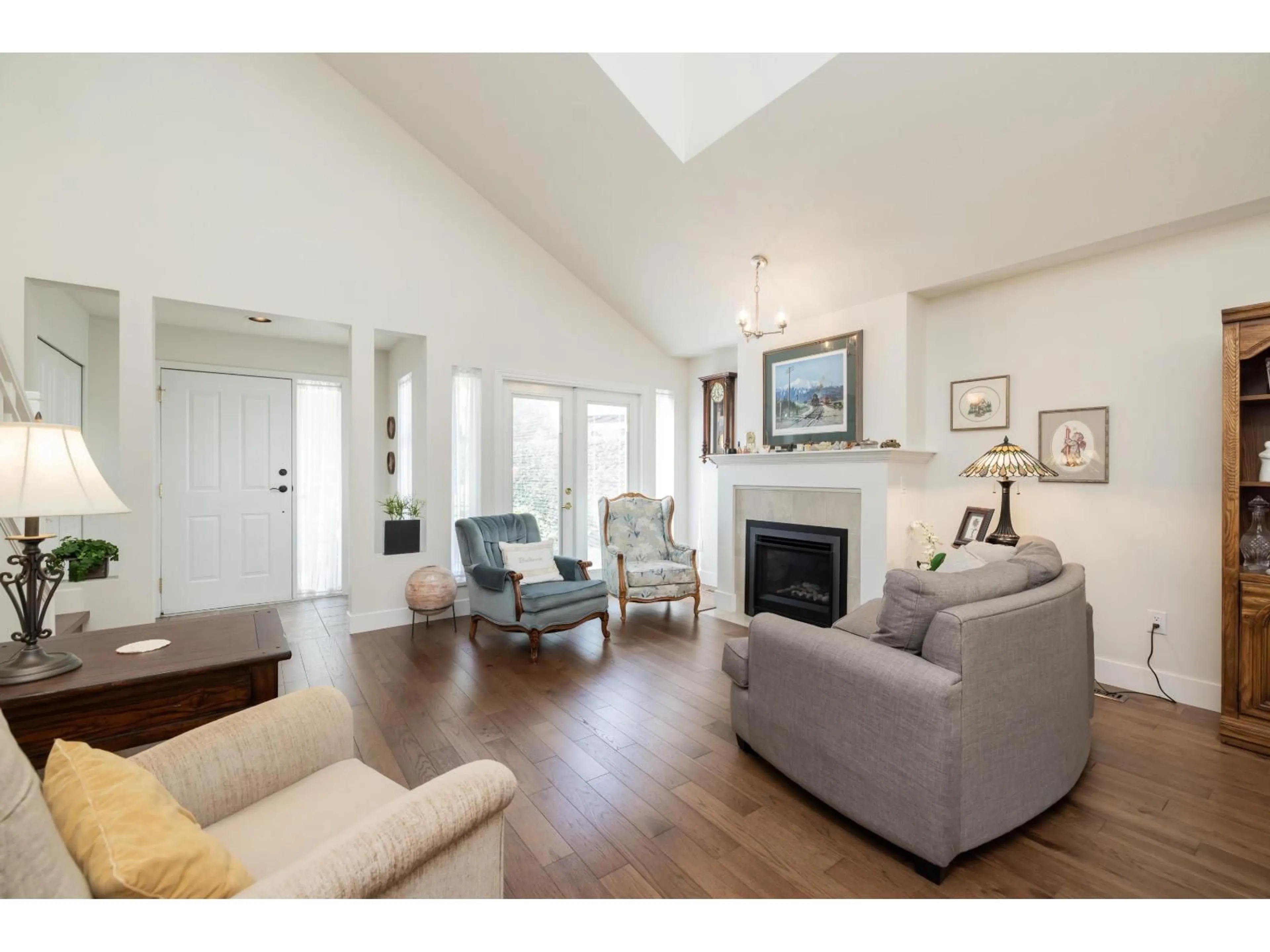 Living room with furniture, wood/laminate floor for 55 - 14877 33 AVENUE, Surrey British Columbia V4P3A3