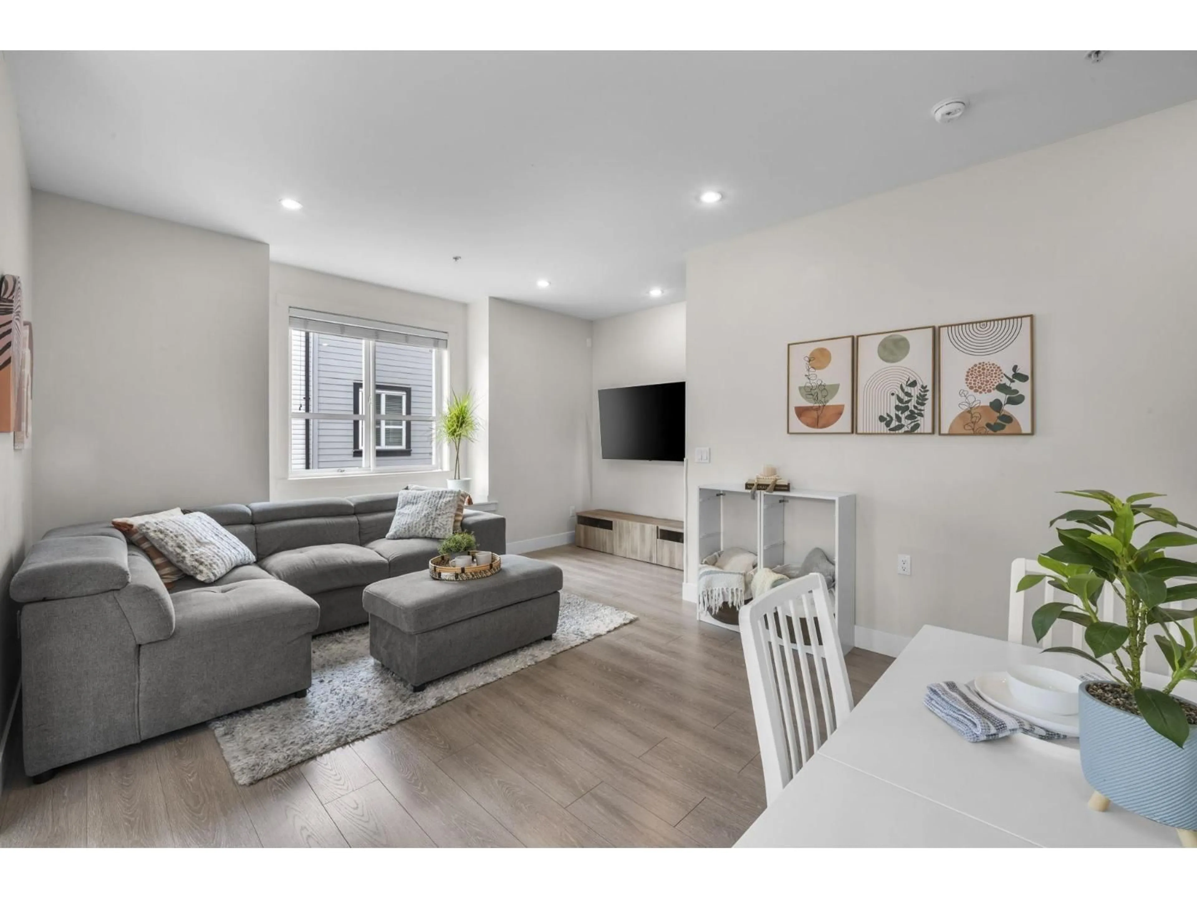 Living room with furniture, wood/laminate floor for 23 - 20856 76 AVENUE, Langley British Columbia V2Y0S7