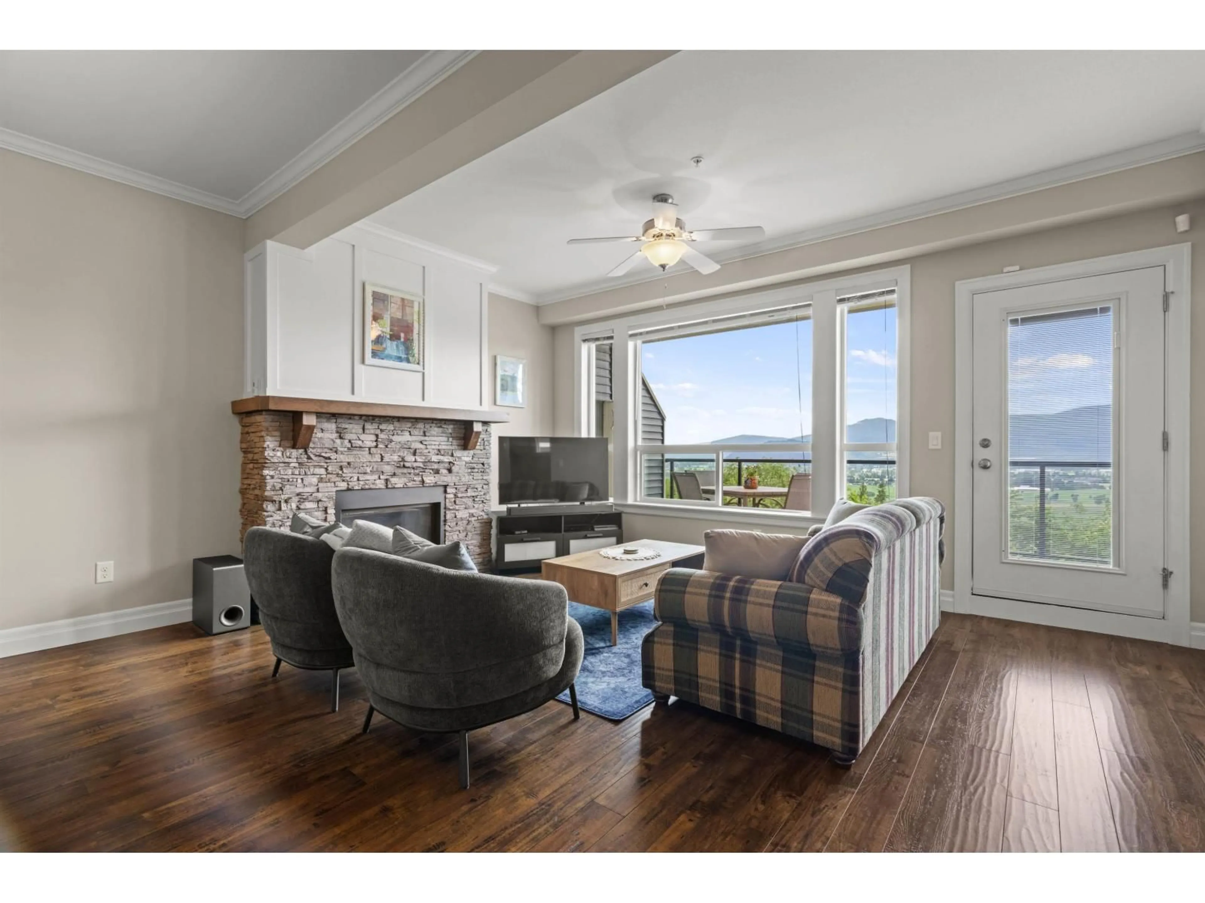 Living room with furniture, wood/laminate floor for 8 - 6026 LINDEMAN STREET, Chilliwack British Columbia V2R0W1