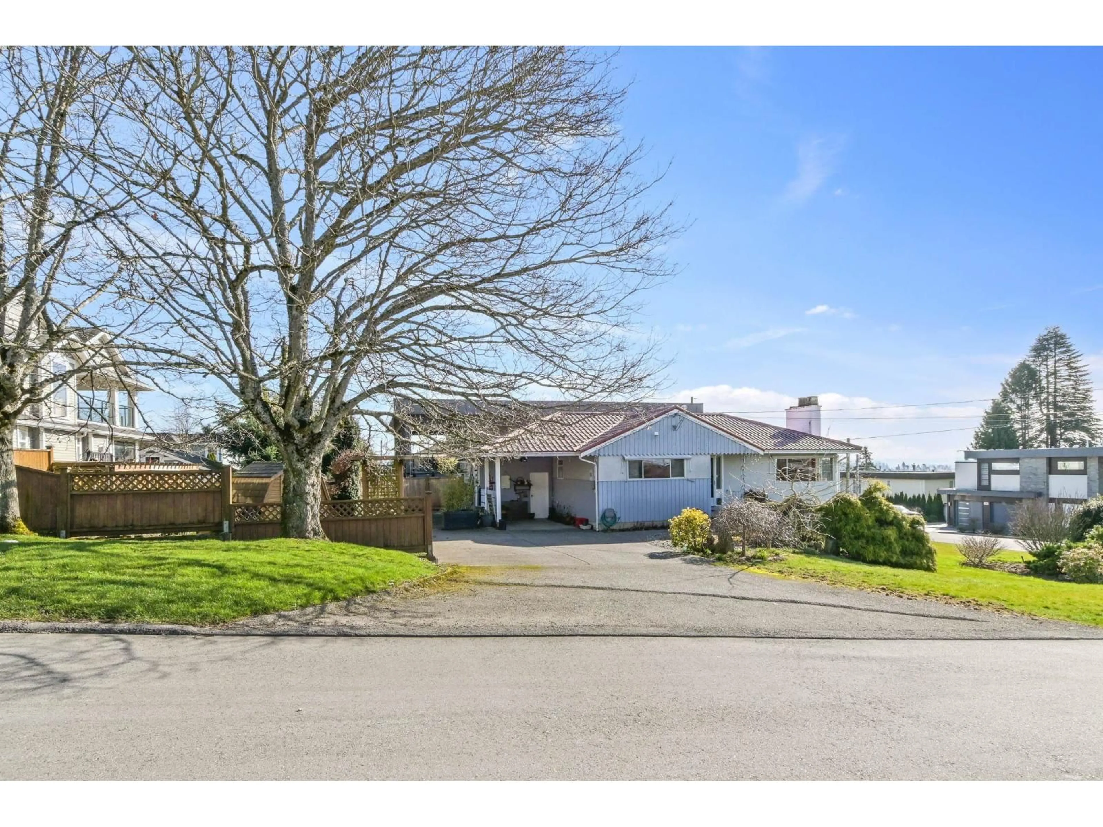 A pic from outside/outdoor area/front of a property/back of a property/a pic from drone, street for 15761 CLIFF AVENUE, White Rock British Columbia V4B1W4