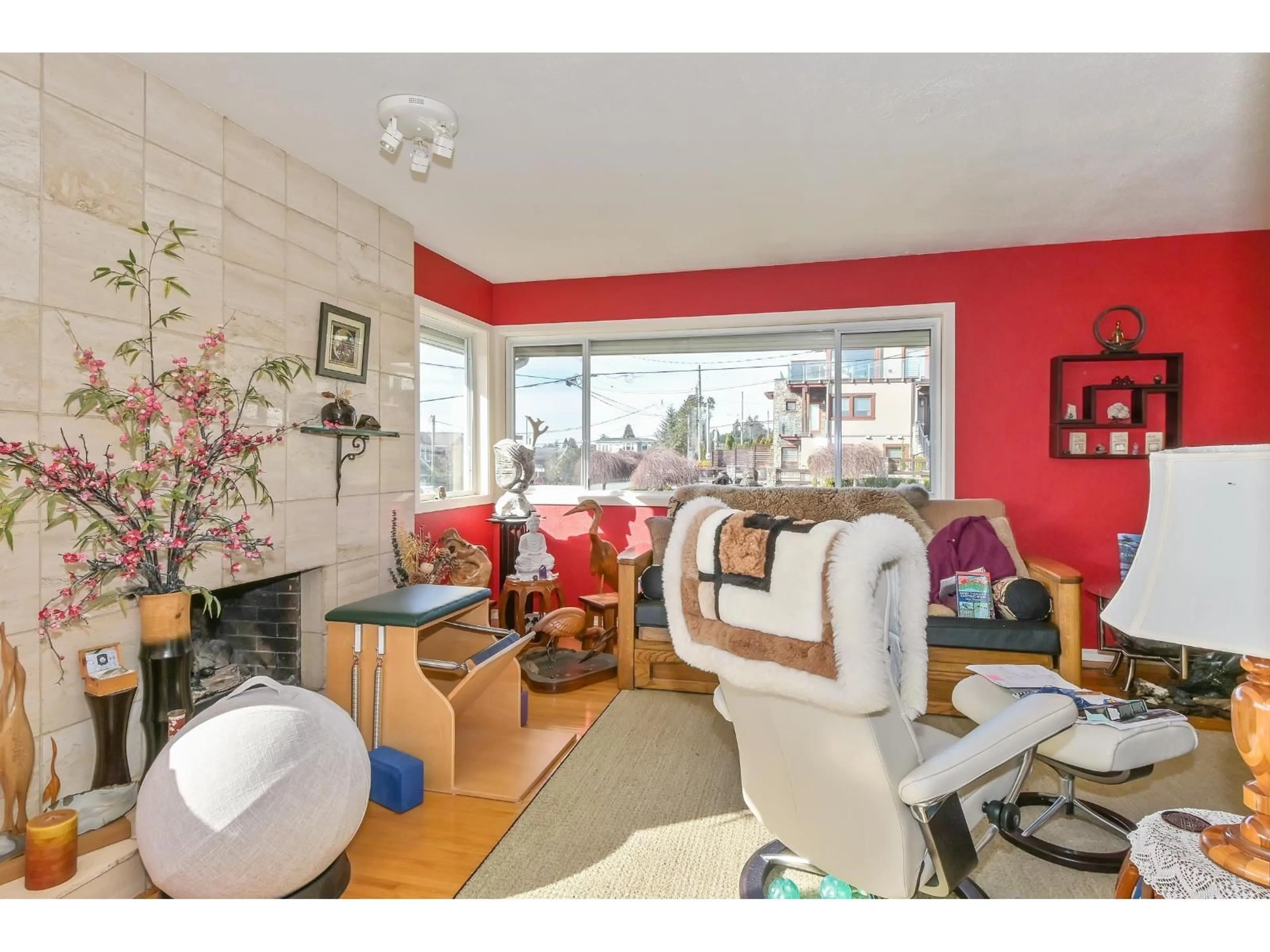 Living room with furniture, unknown for 15761 CLIFF AVENUE, White Rock British Columbia V4B1W4