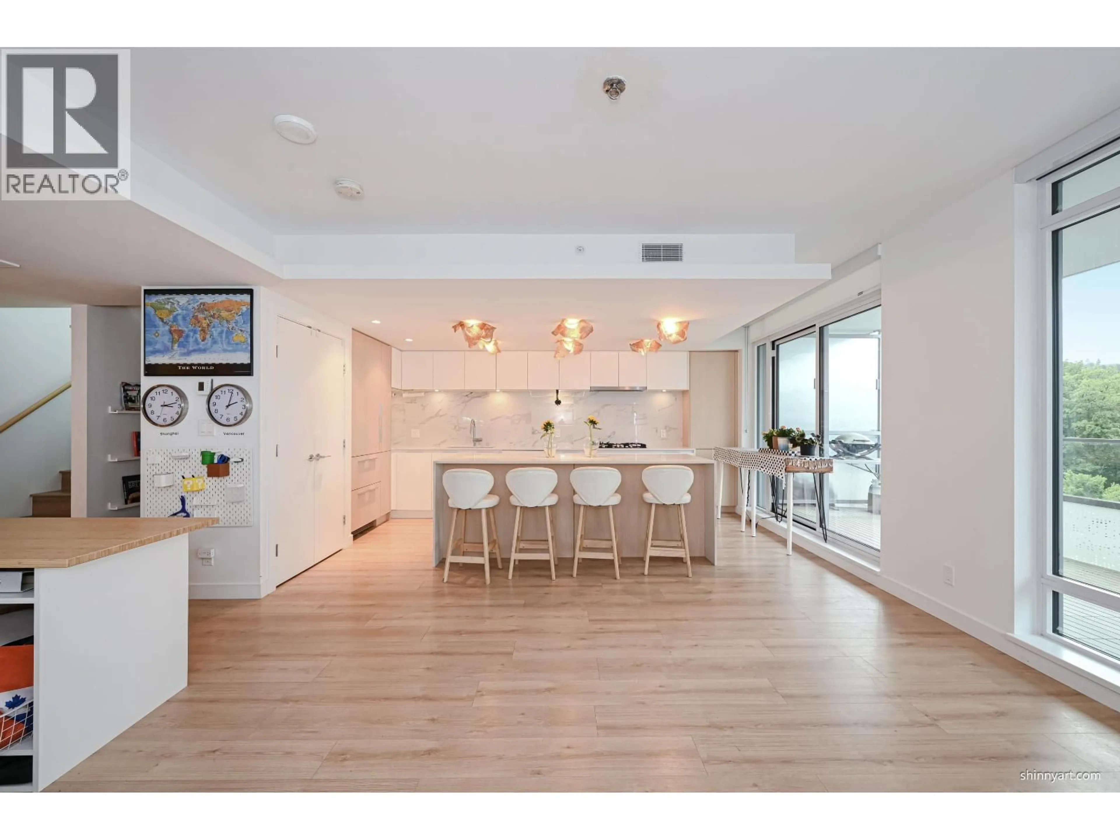 Open concept kitchen, wood/laminate floor for 606 - 1500 FERN STREET, North Vancouver British Columbia V7J0E6