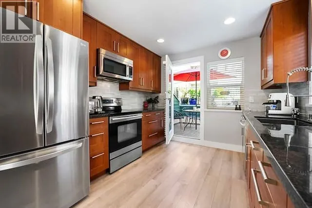 D - 136 4TH STREET, North Vancouver 4