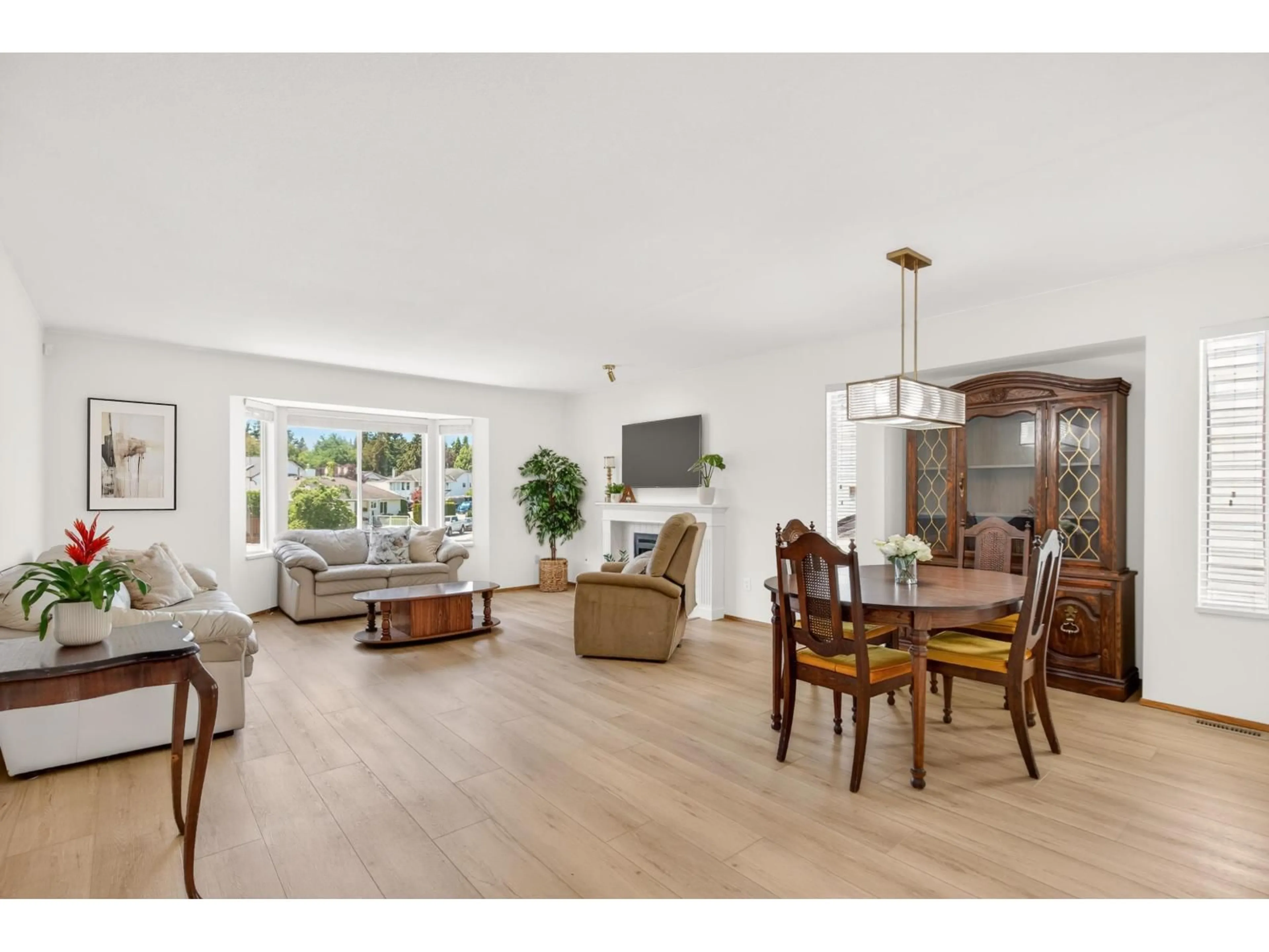 Living room with furniture, wood/laminate floor for 20781 50A AVENUE, Langley British Columbia V3A7T6