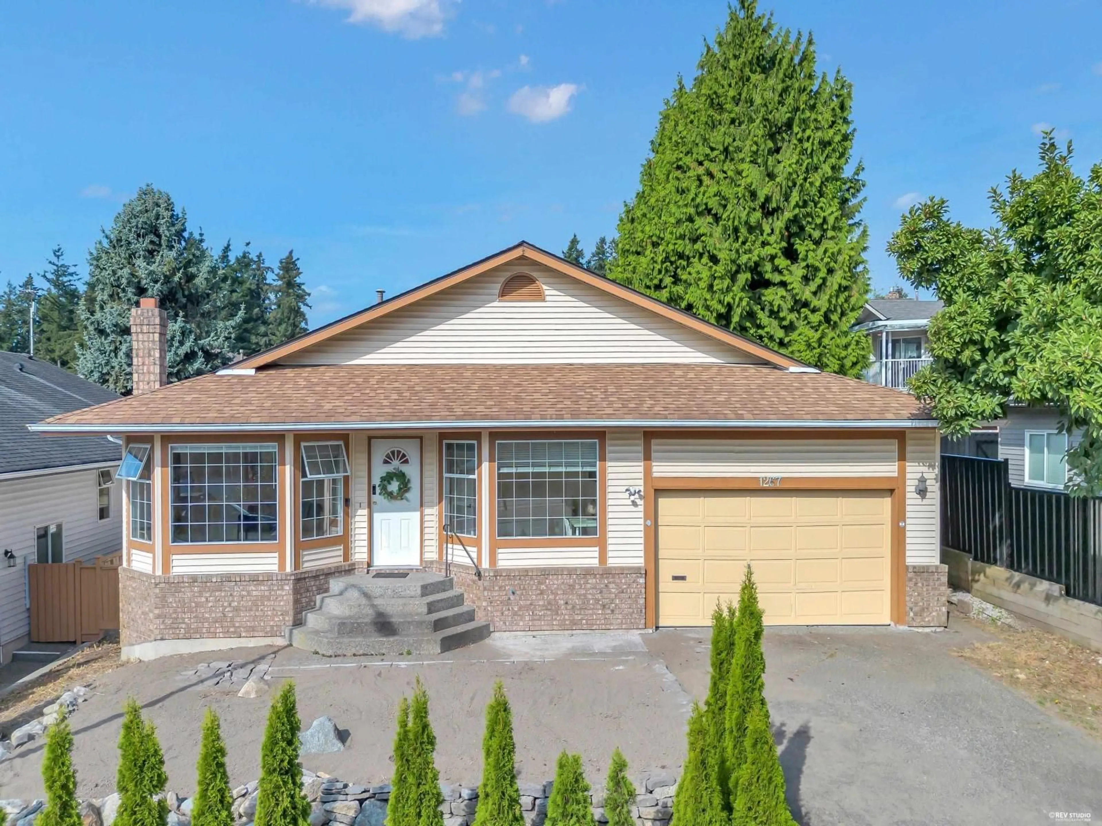 Home with vinyl exterior material, street for 1267 FINLAY STREET, White Rock British Columbia V4B5H6