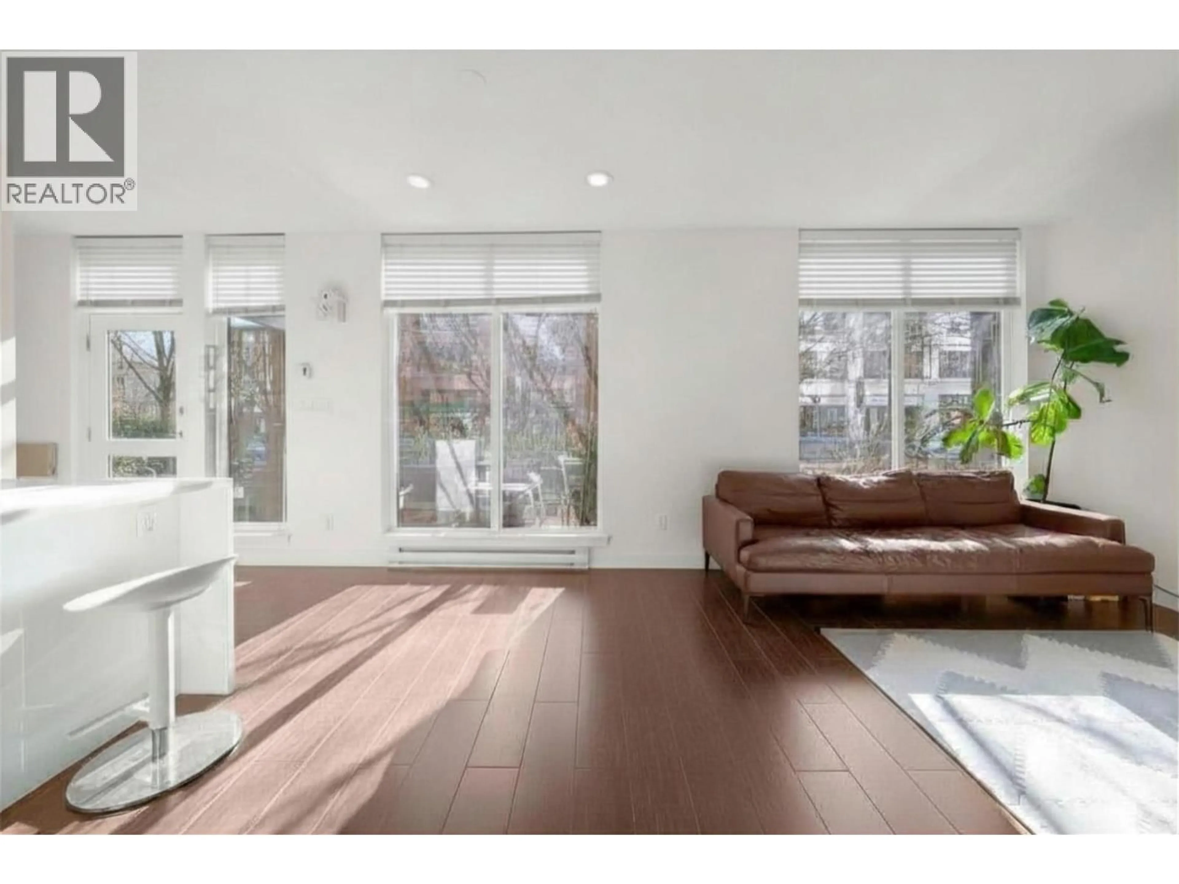 Living room with furniture, wood/laminate floor for 1053 HOMER STREET, Vancouver British Columbia V6B2X5