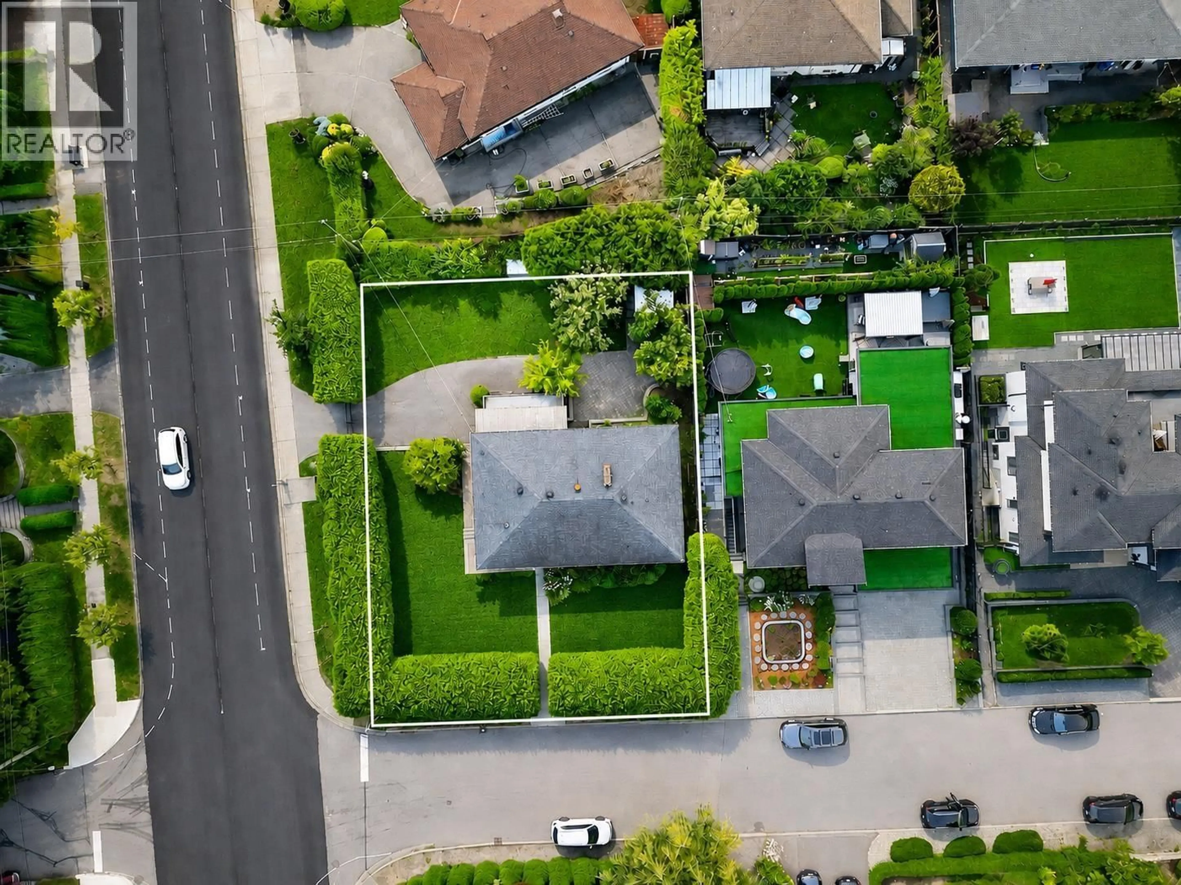 A pic from outside/outdoor area/front of a property/back of a property/a pic from drone, street for 799 DONEGAL PLACE, North Vancouver British Columbia V7N2X8