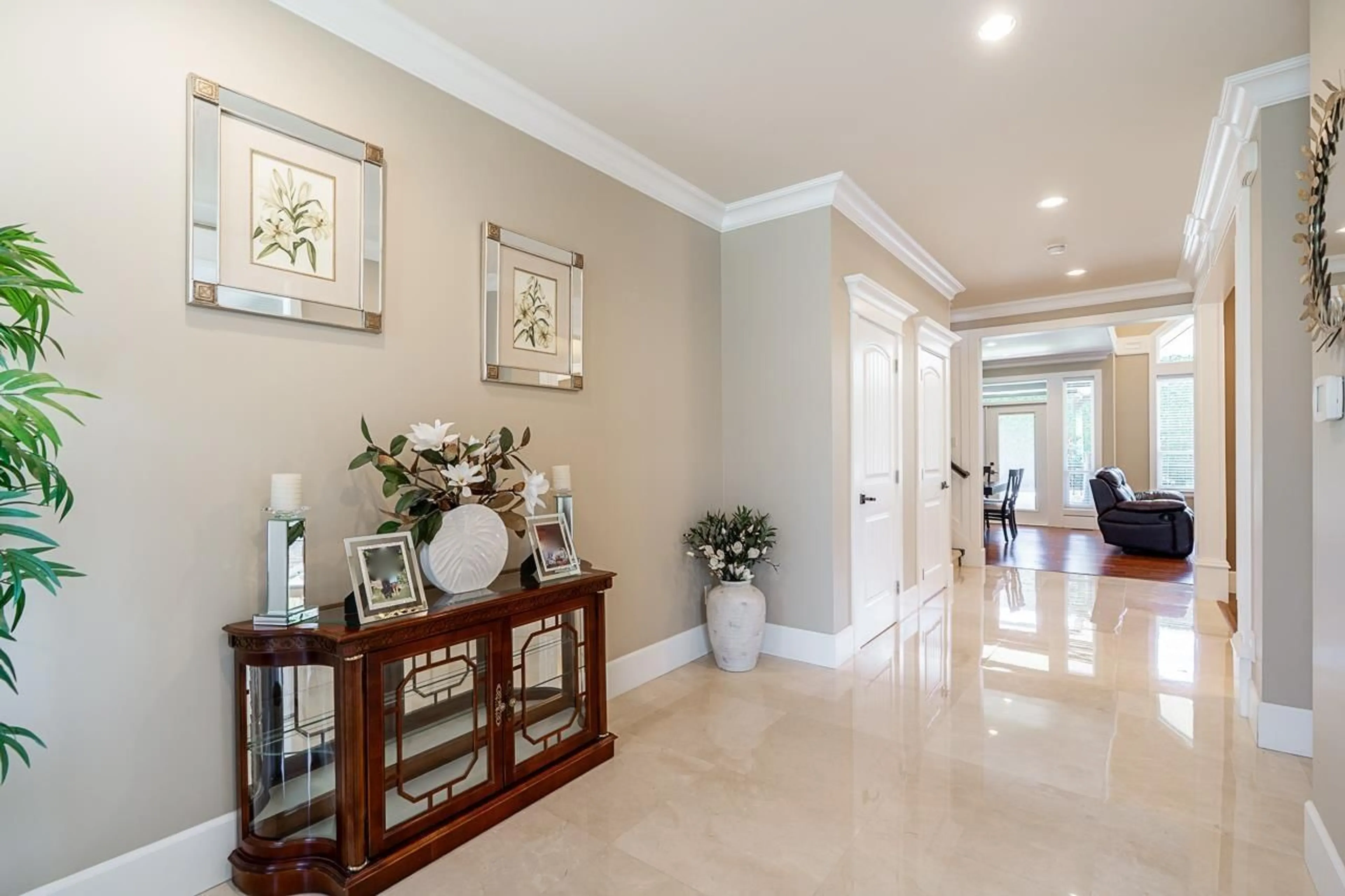Indoor entryway for 16100 27A AVENUE, Surrey British Columbia V3Z0T6