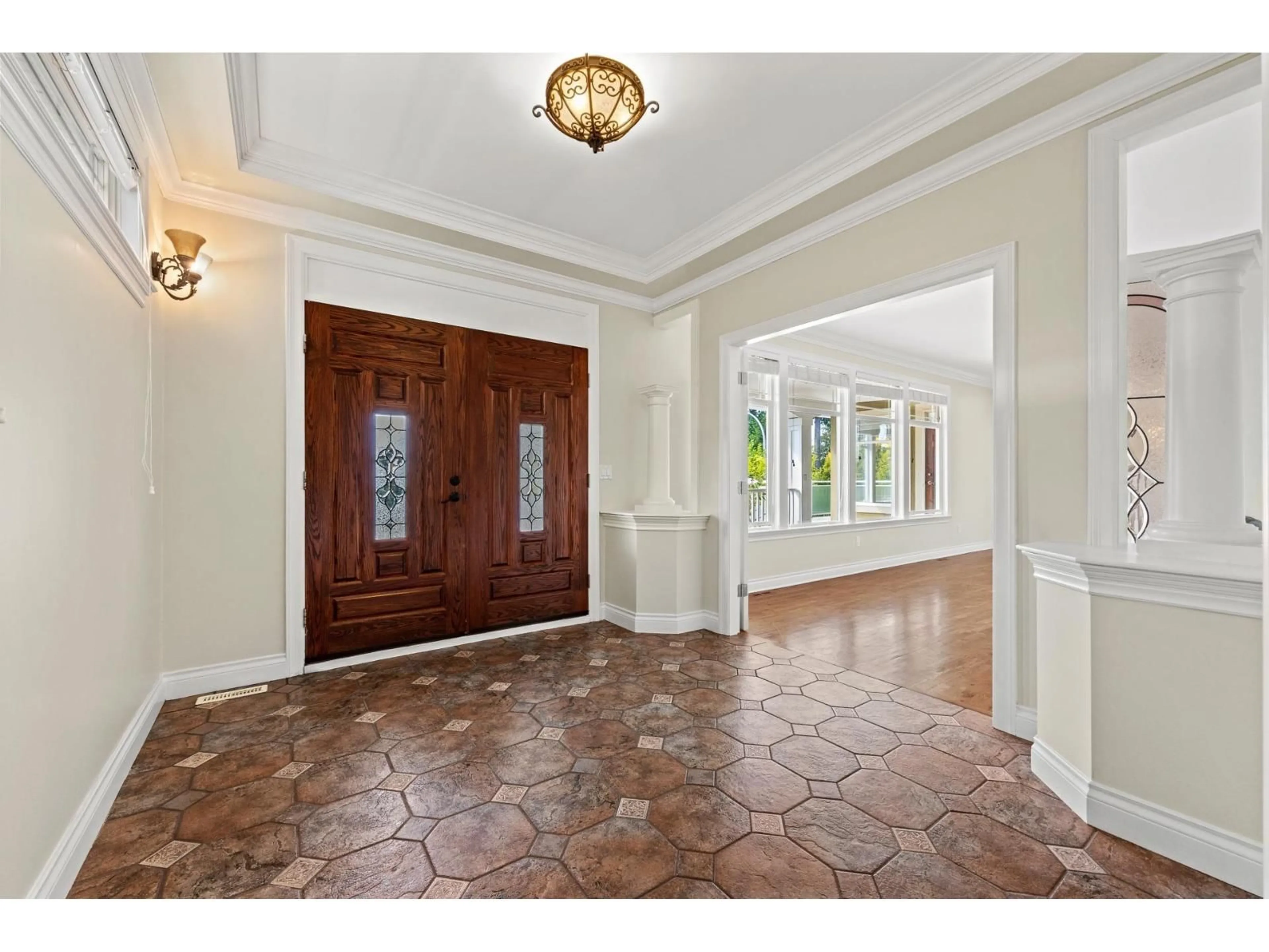 Indoor entryway for 13477 13A AVENUE, Surrey British Columbia V4A1C5