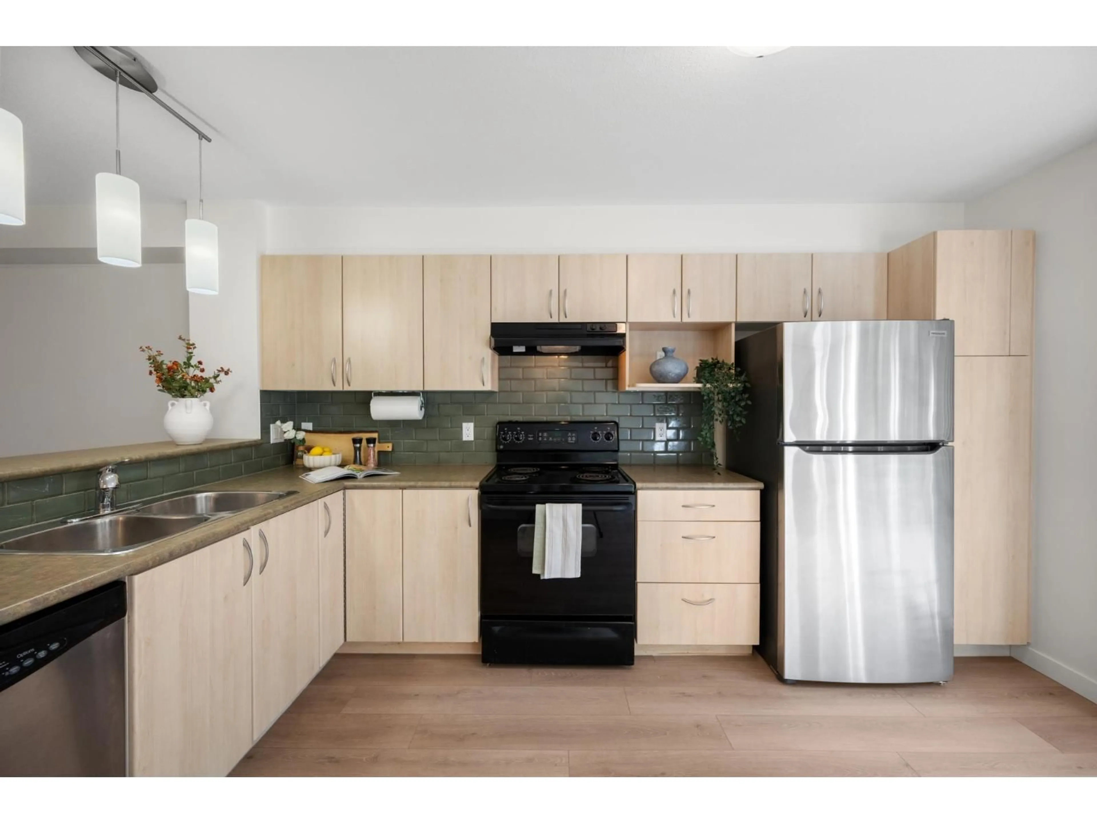 Standard kitchen, wood/laminate floor for 124 - 6747 203 STREET, Langley British Columbia V2Y3B5