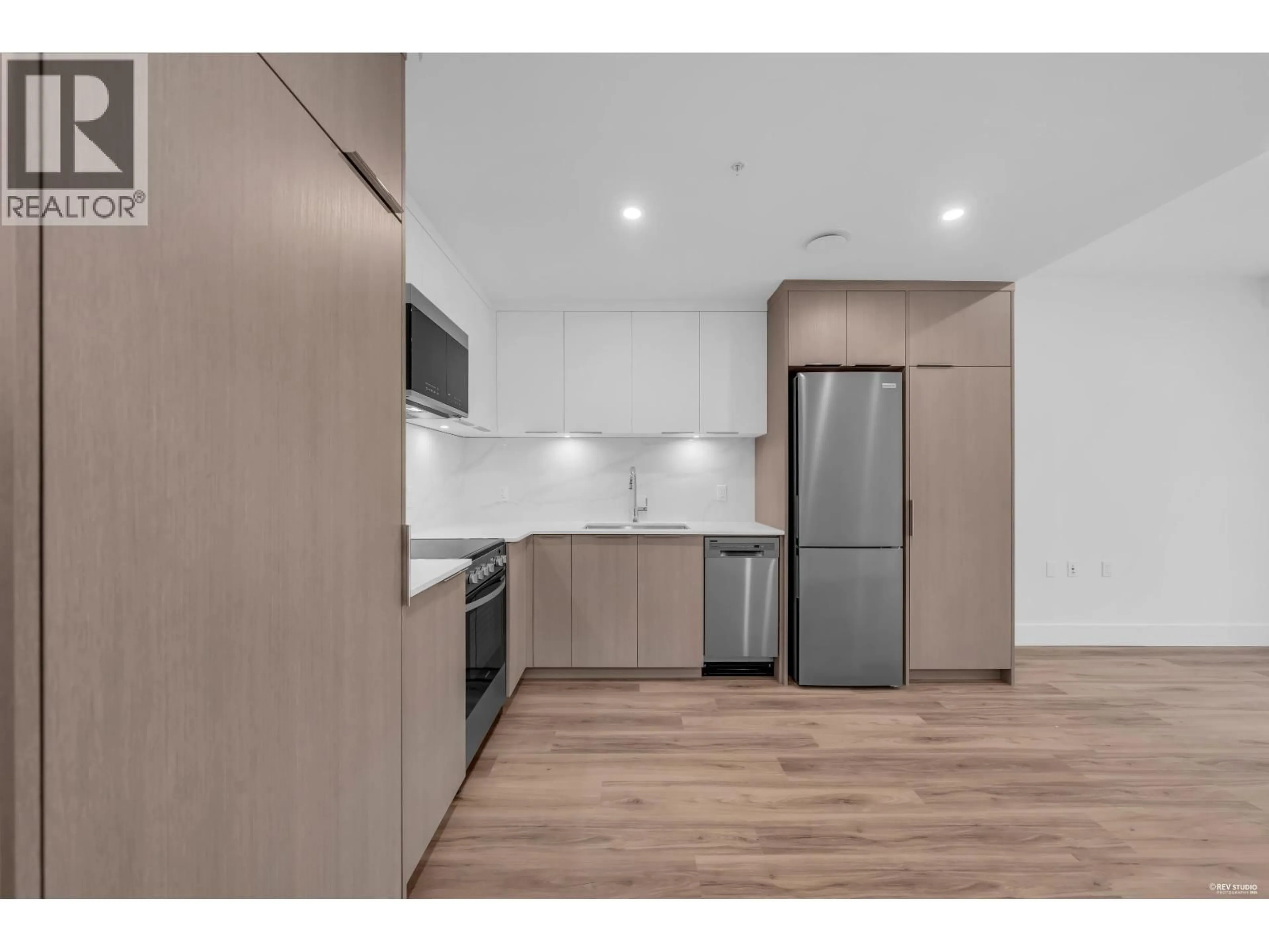 Standard kitchen, wood/laminate floor for 1726 TEMPLETON DRIVE, Vancouver British Columbia V5N0K2