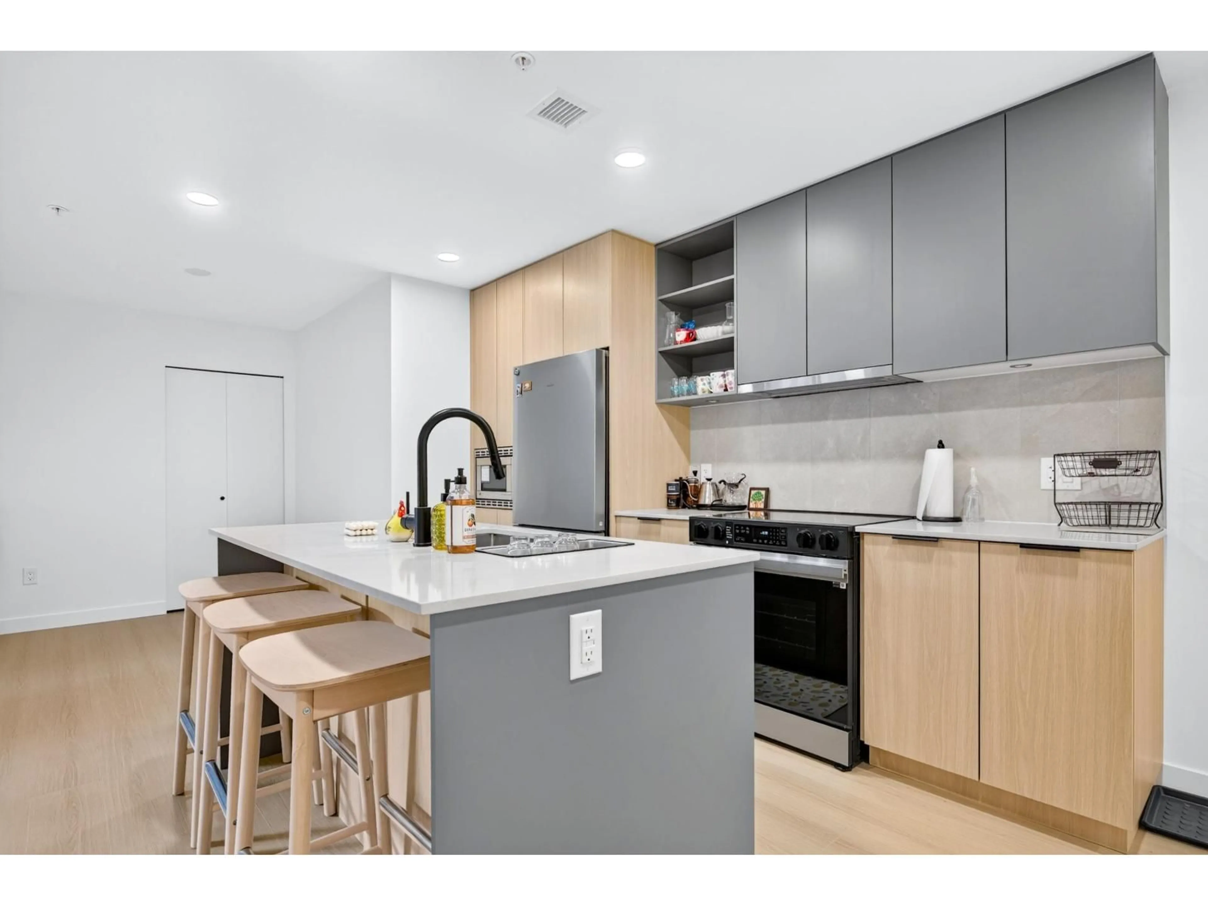 Open concept kitchen, unknown for 105 - 13439 94A AVENUE, Surrey British Columbia V3V0G9