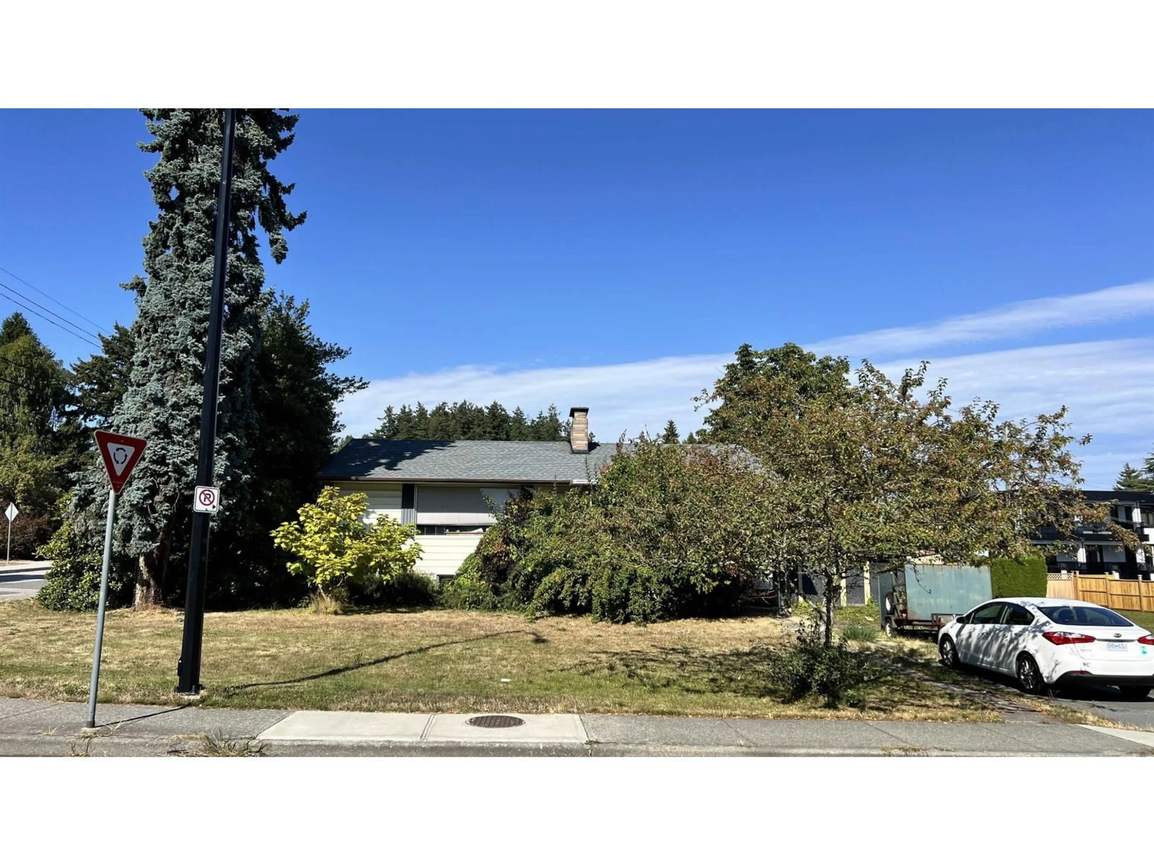 A pic from outside/outdoor area/front of a property/back of a property/a pic from drone, street for 15407 PACIFIC AVENUE, White Rock British Columbia V4B1R4