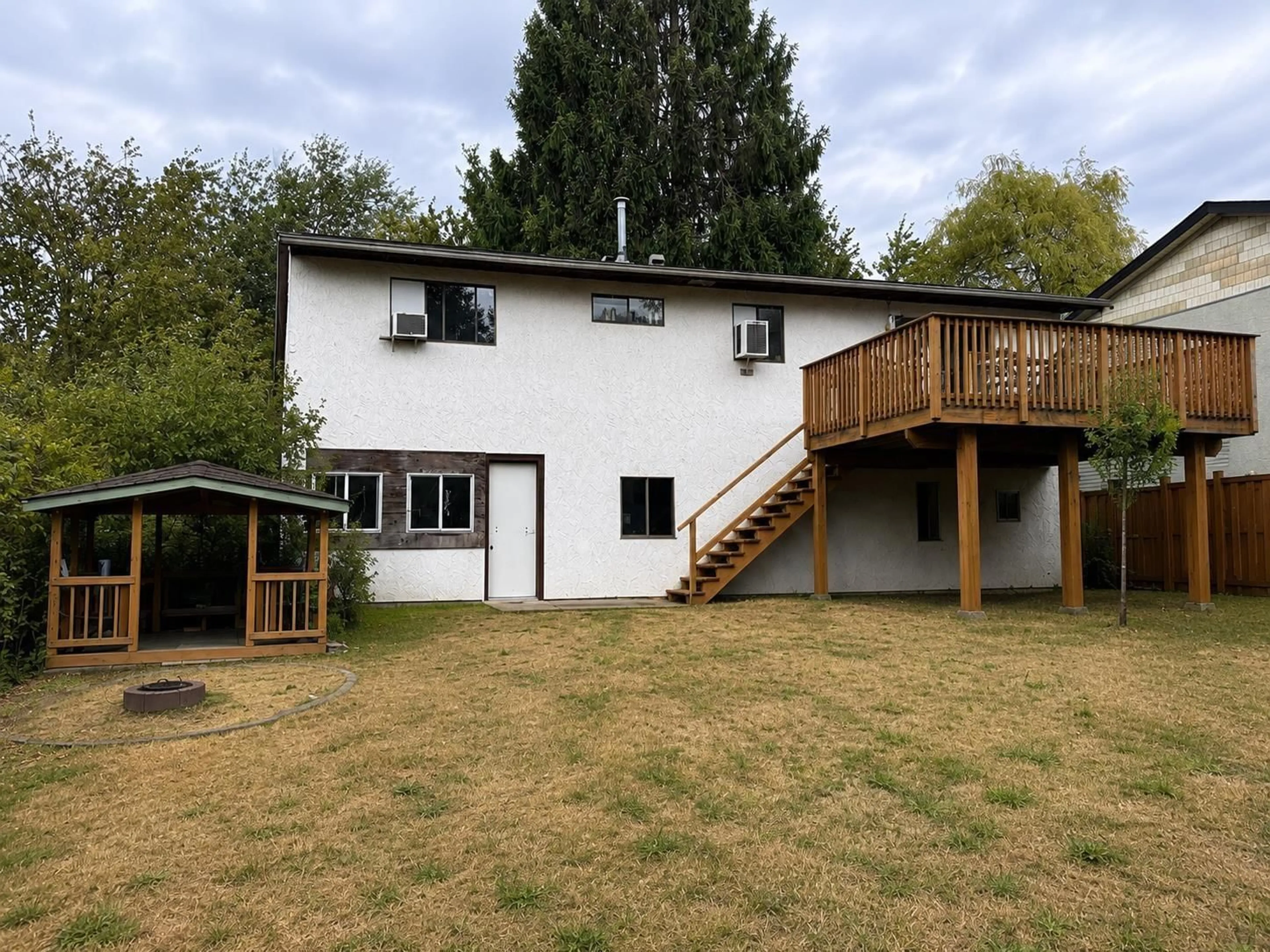 A pic from outside/outdoor area/front of a property/back of a property/a pic from drone, building for 6374 193B STREET, Surrey British Columbia V3S7L6