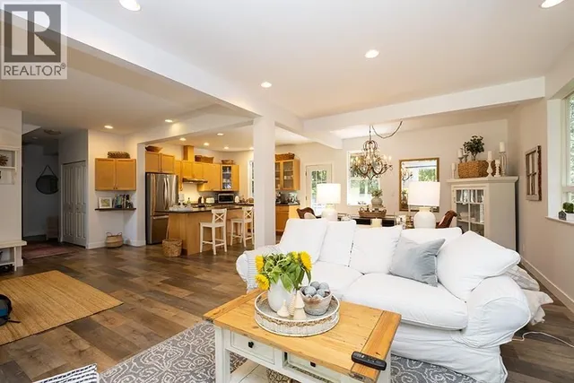 1172 CEDAR GROVE ROAD, Roberts Creek 4