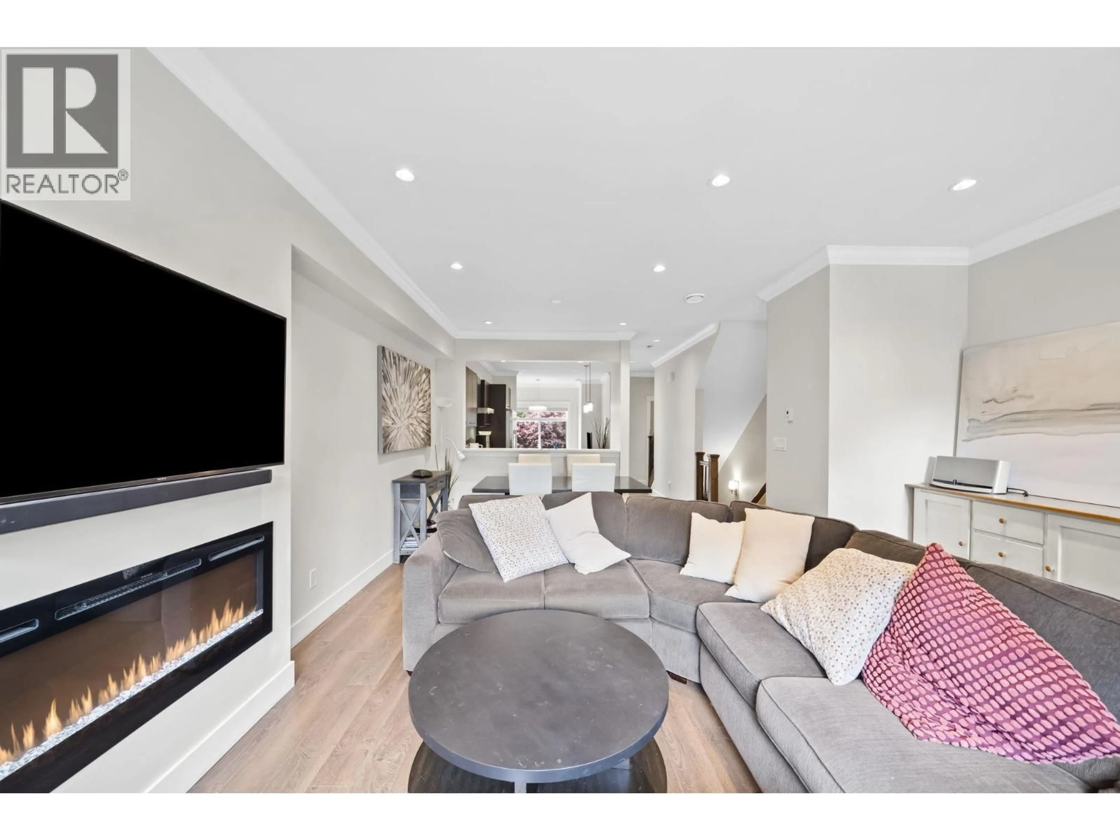 Living room with furniture, unknown for 4 - 5180 BLUNDELL ROAD, Richmond British Columbia V7C1H4