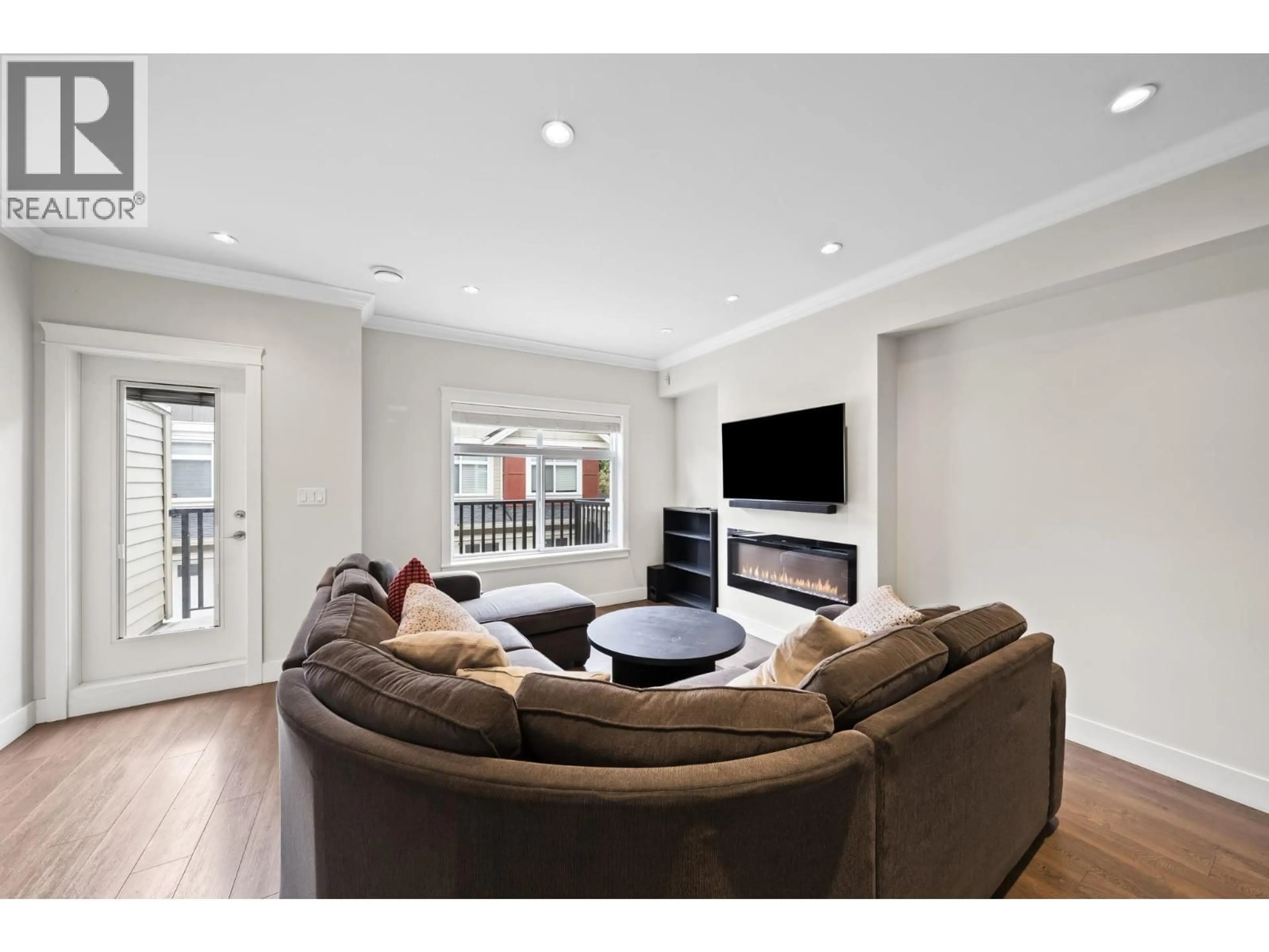 Living room with furniture, wood/laminate floor for 4 - 5180 BLUNDELL ROAD, Richmond British Columbia V7C1H4