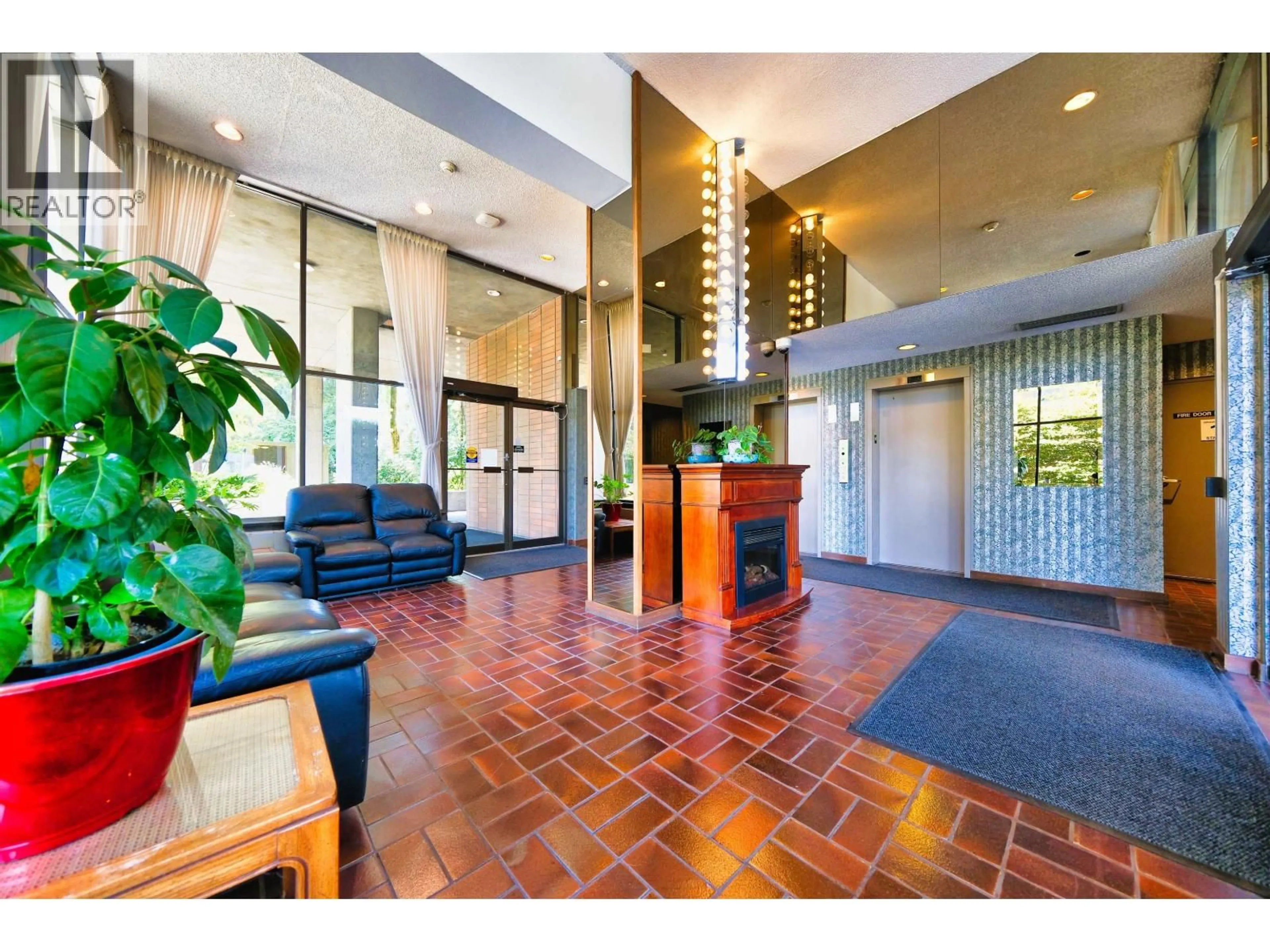 Indoor foyer for 504 - 3737 BARTLETT COURT, Burnaby British Columbia V3J7E3