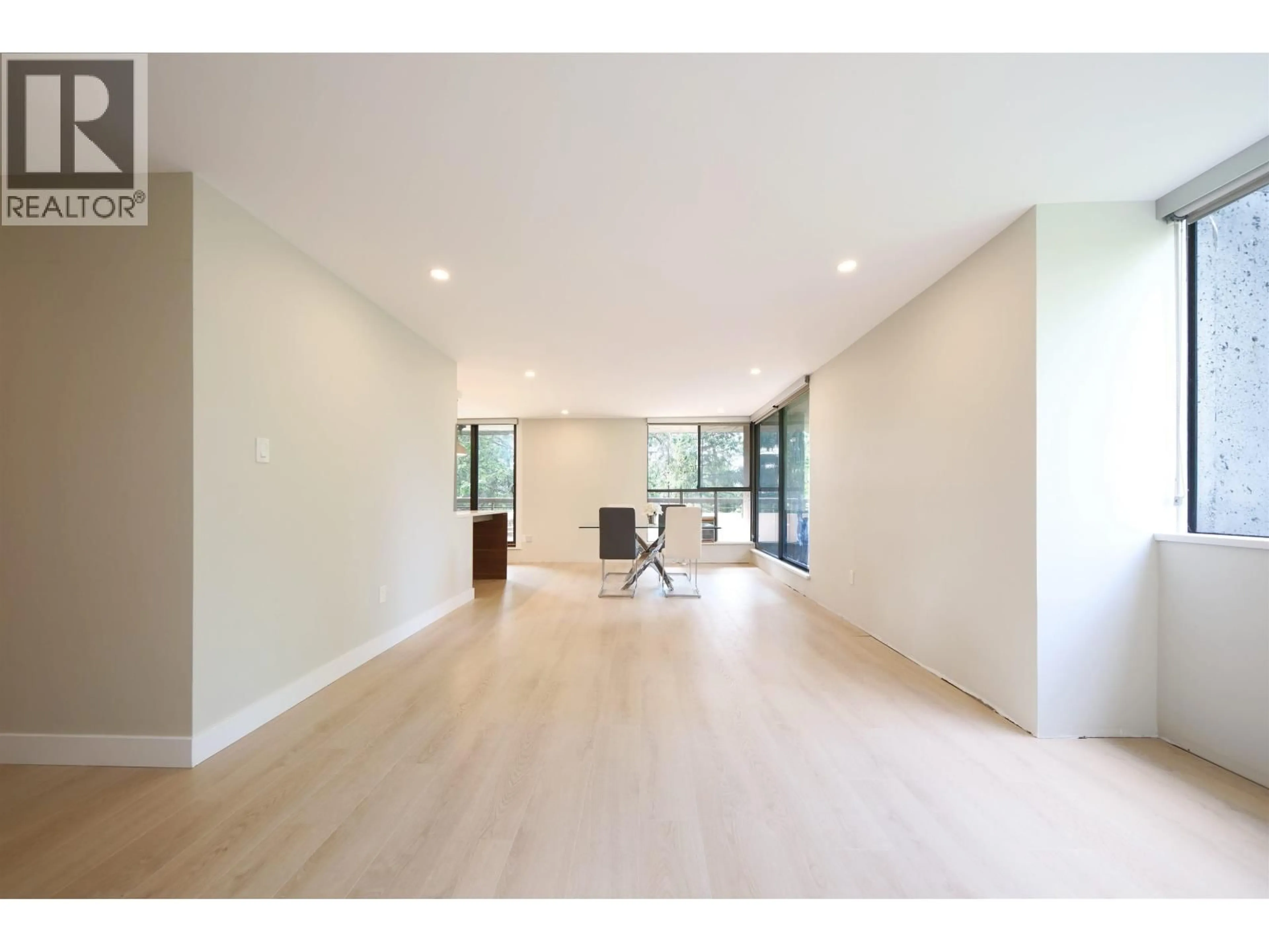 Indoor foyer for 504 - 3737 BARTLETT COURT, Burnaby British Columbia V3J7E3