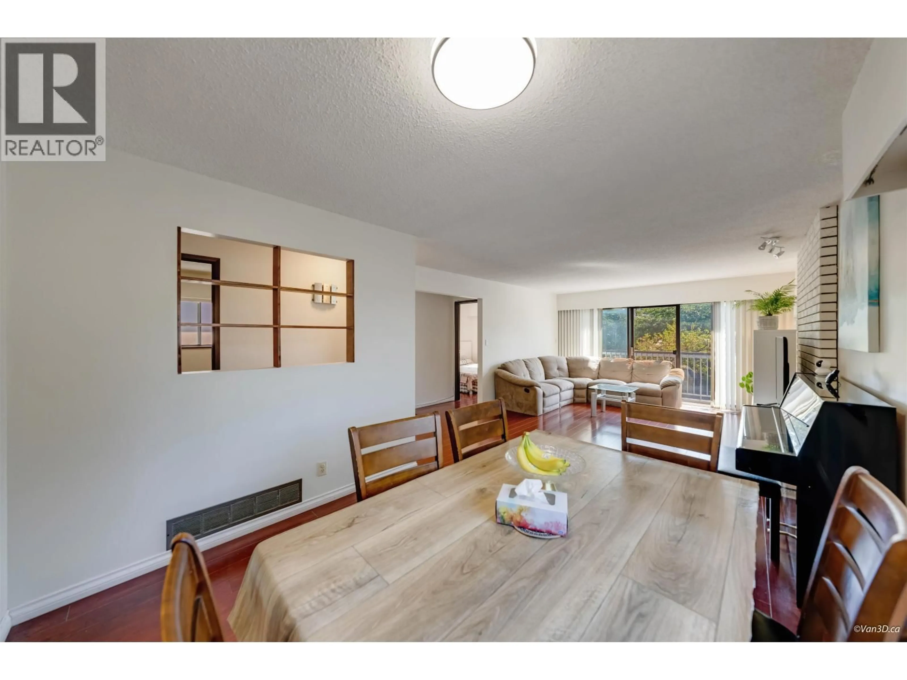 Dining room, wood/laminate floor for 2537 27TH AVENUE, Vancouver British Columbia V5R1N2