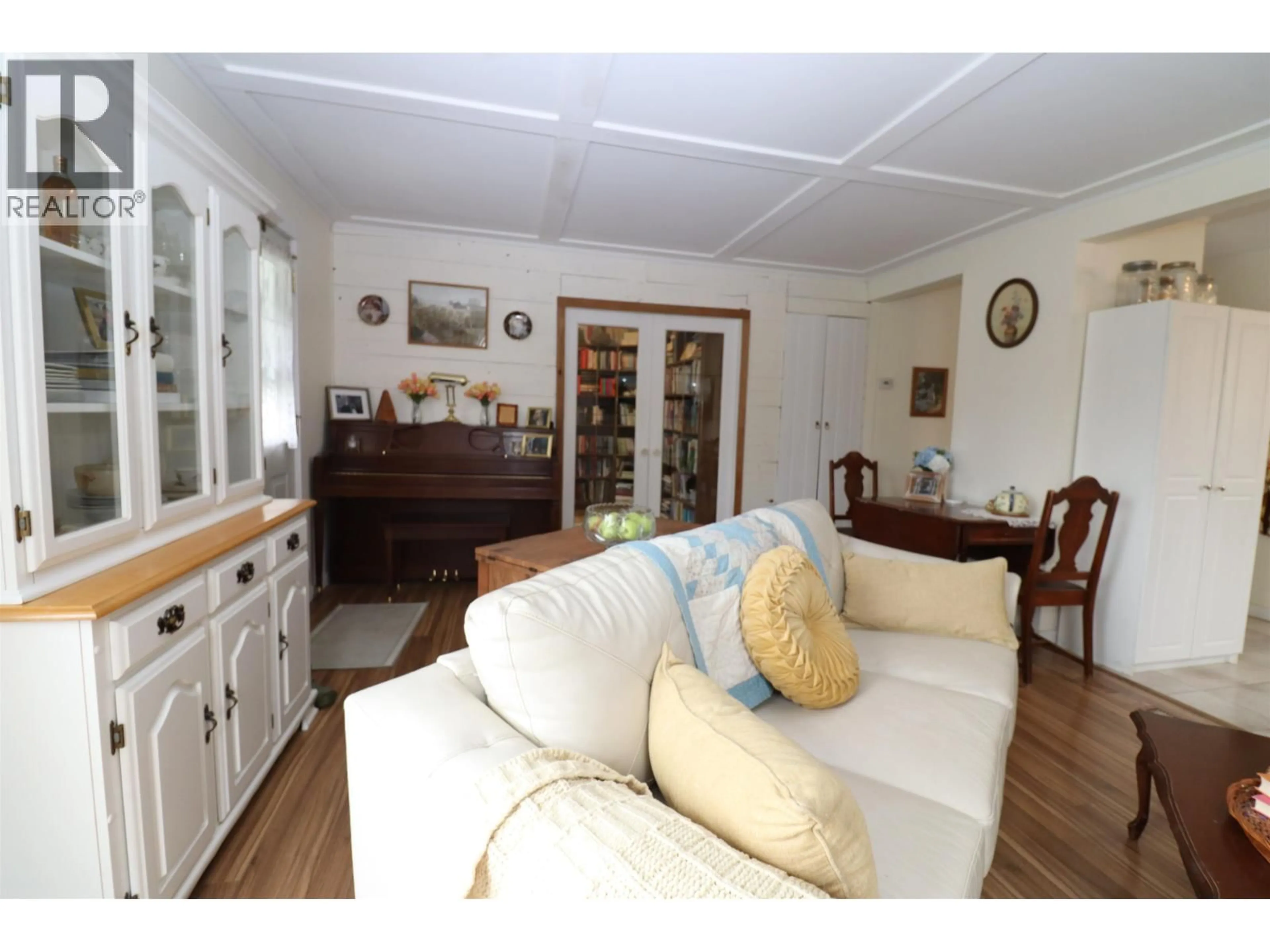 Living room with furniture, wood/laminate floor for 1136 20TH AVENUE, Prince George British Columbia V2L4A5