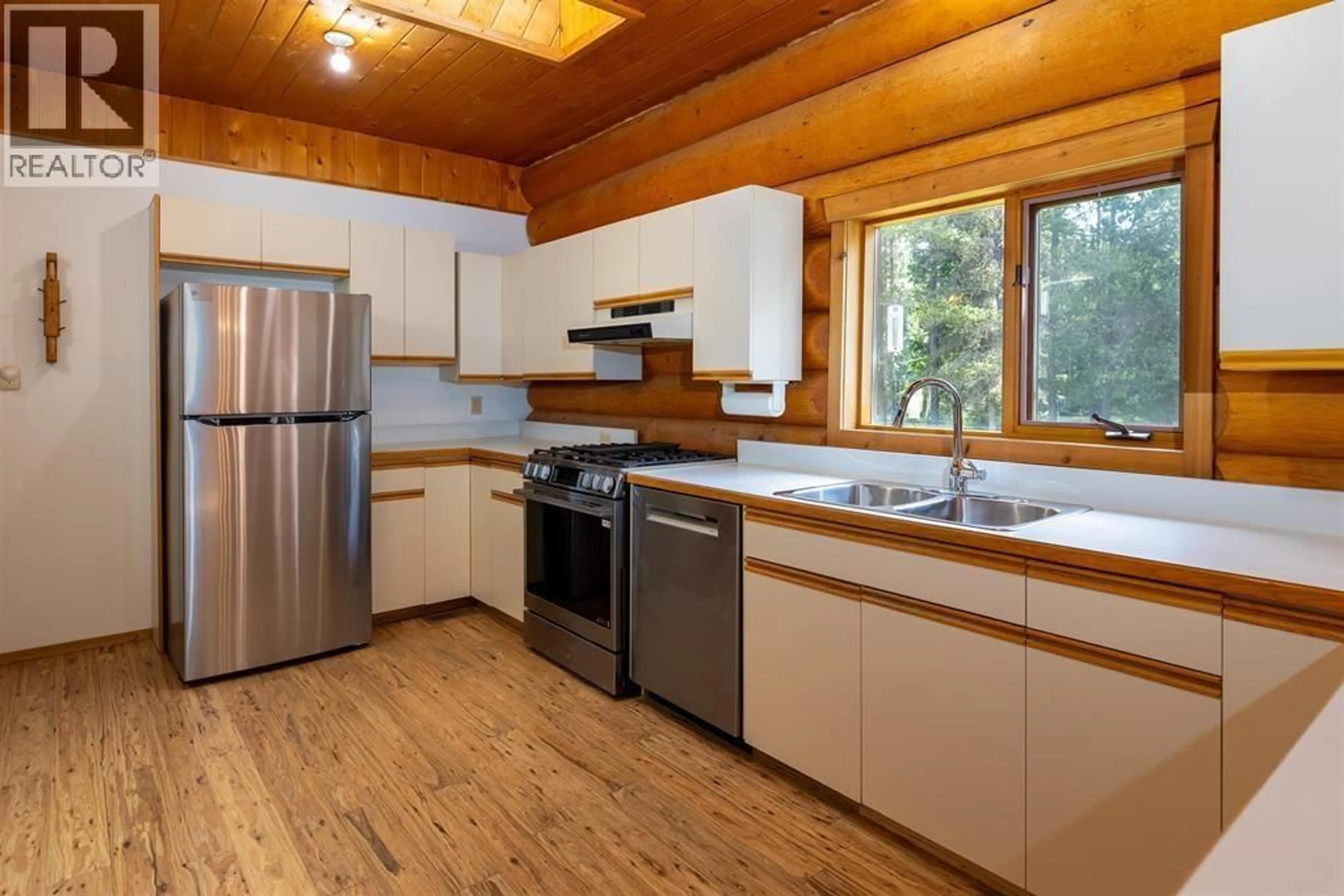 Standard kitchen, wood/laminate floor for 3902 SPRING CREEK DRIVE, Terrace British Columbia V8G0C5
