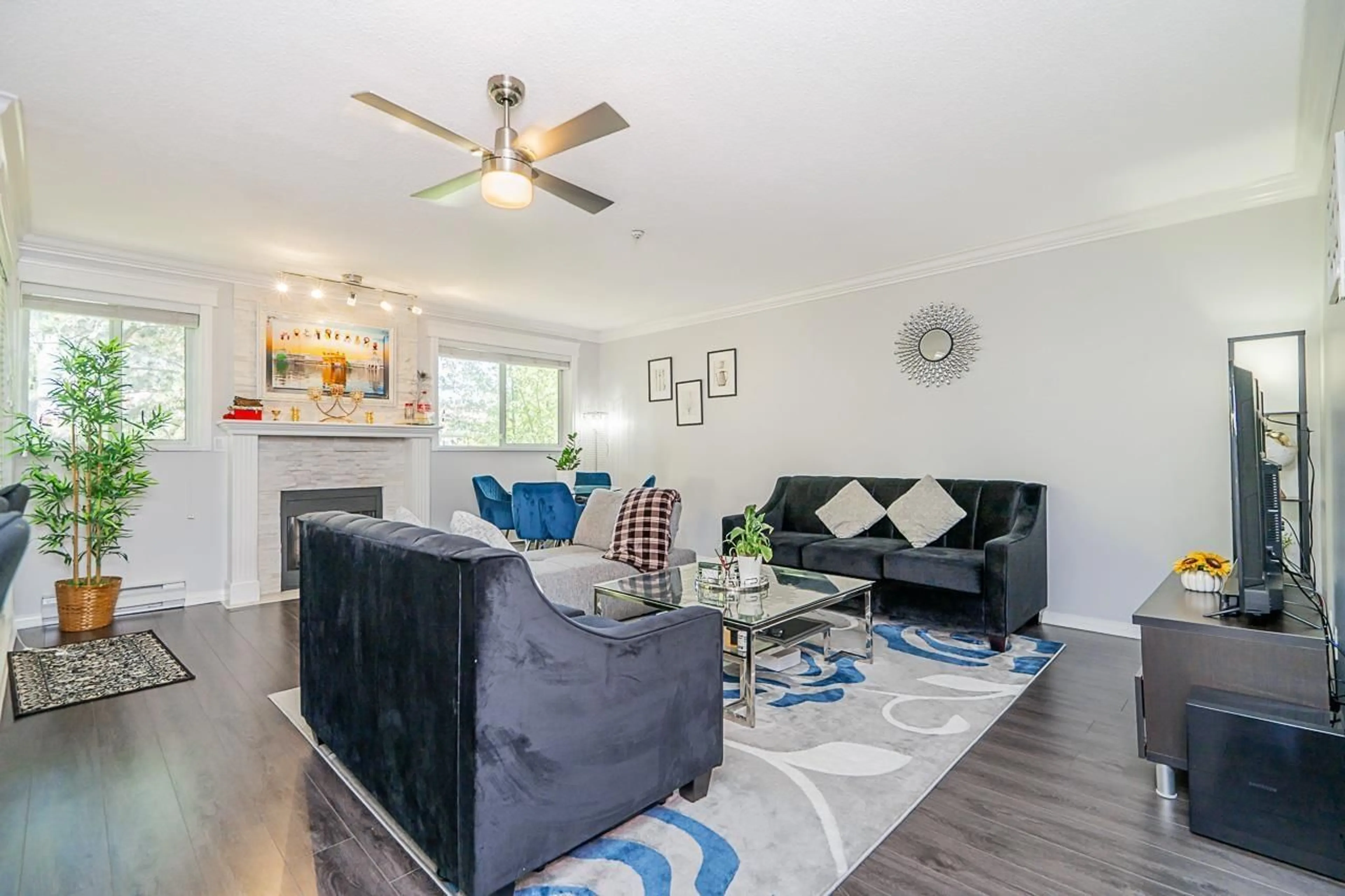 Living room with furniture, wood/laminate floor for 313 - 13727 74 AVENUE, Surrey British Columbia V3W0M7