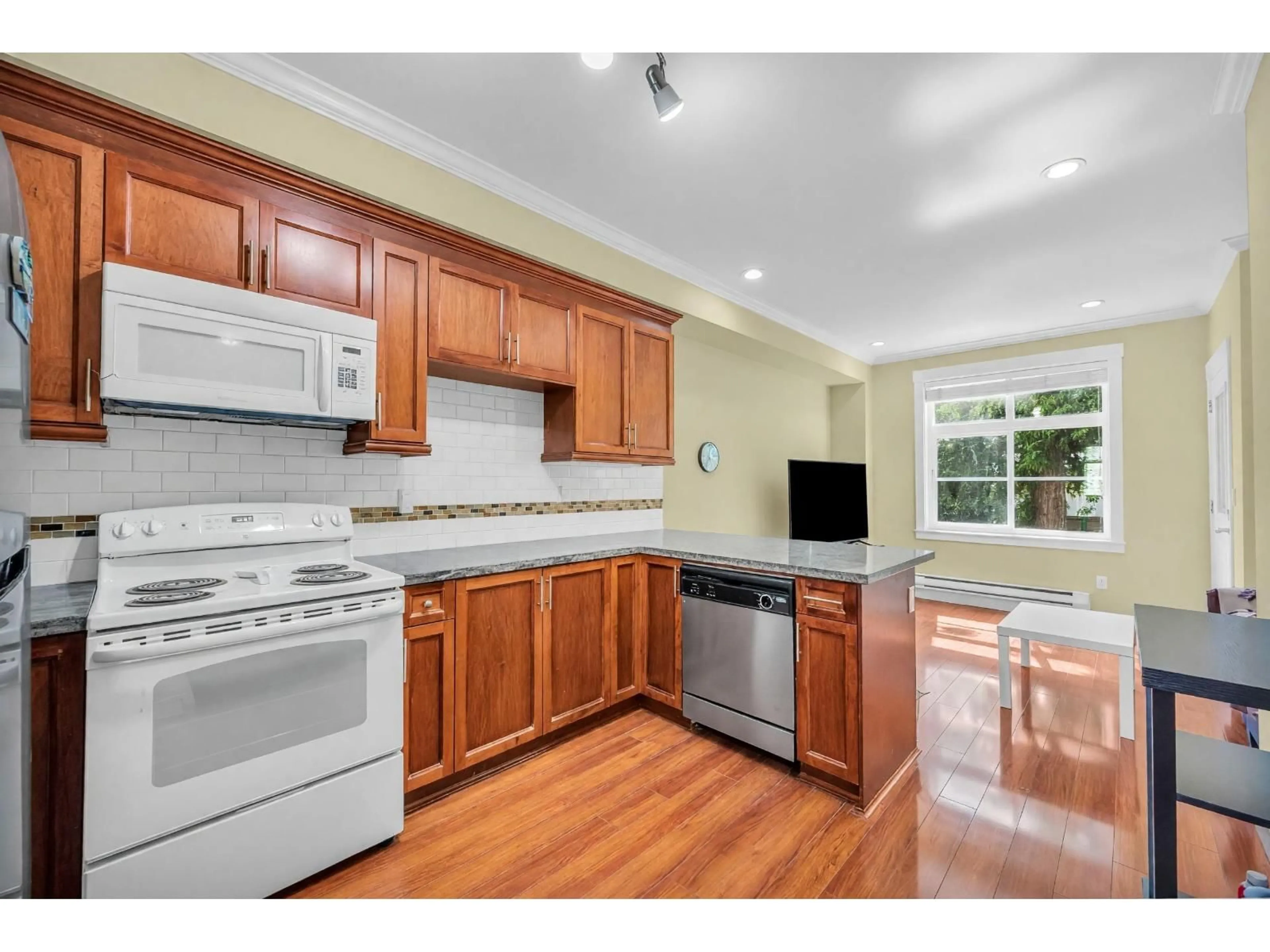 Standard kitchen, unknown for 5 - 9405 121 STREET, Surrey British Columbia V3V0A9