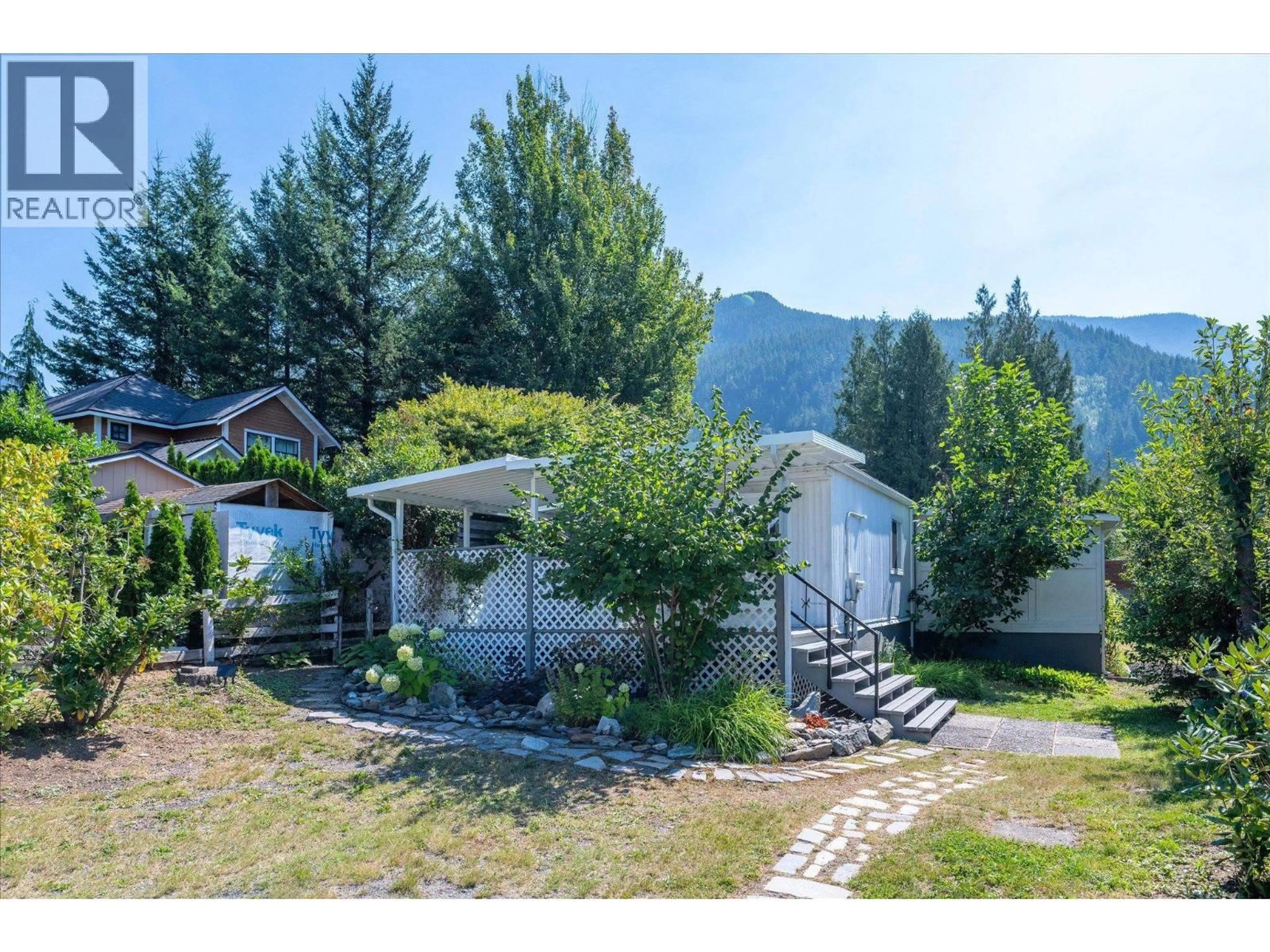 A pic from outside/outdoor area/front of a property/back of a property/a pic from drone, mountain view for 827 MINATY LANE, Britannia Beach British Columbia V0N1J0