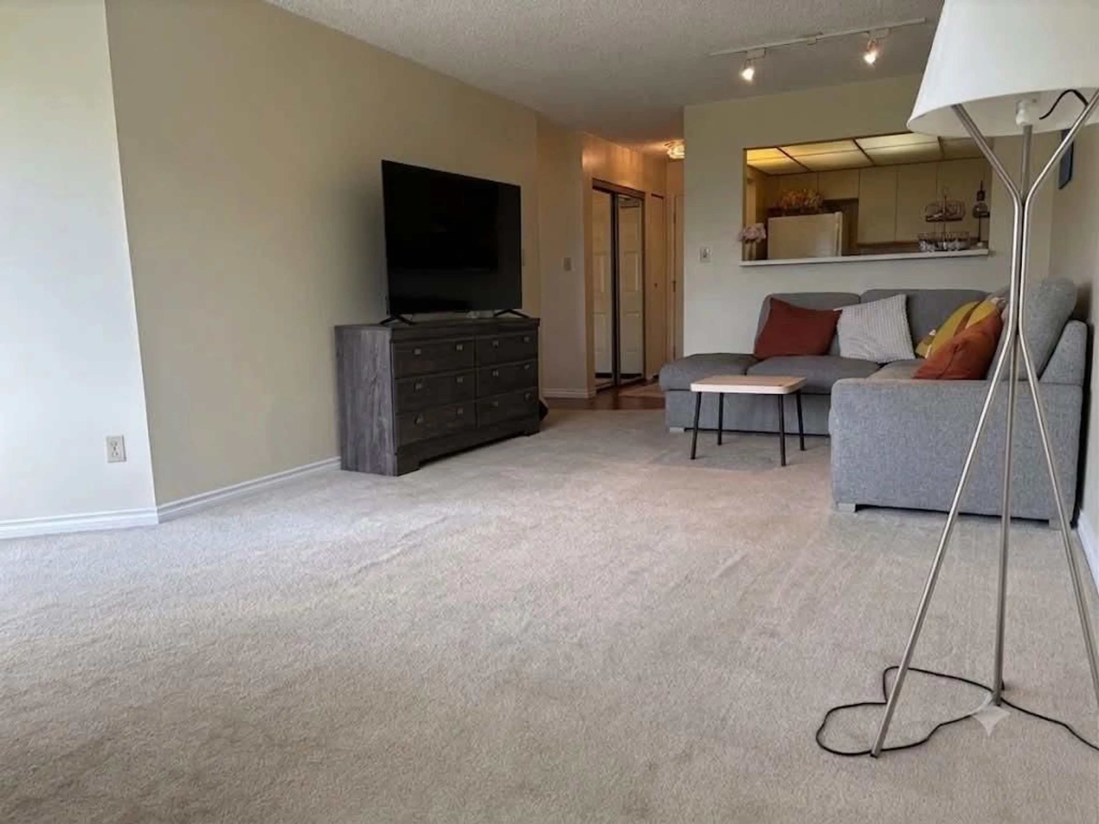 A pic of a room for 301 - 1280 FIR STREET, White Rock British Columbia V4B4B1
