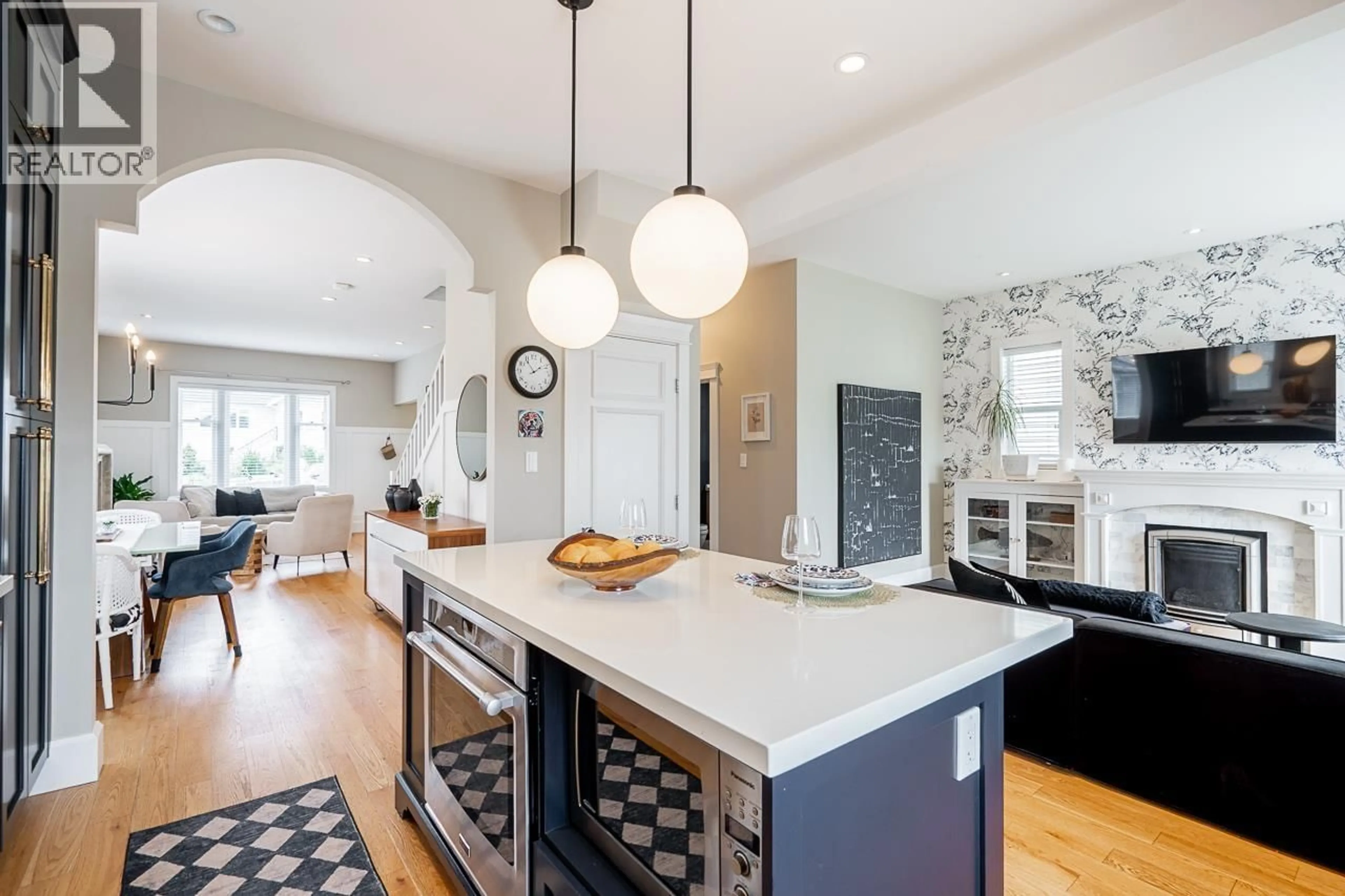 Open concept kitchen, ceramic/tile floor for 457 11TH STREET, North Vancouver British Columbia V7L2H3