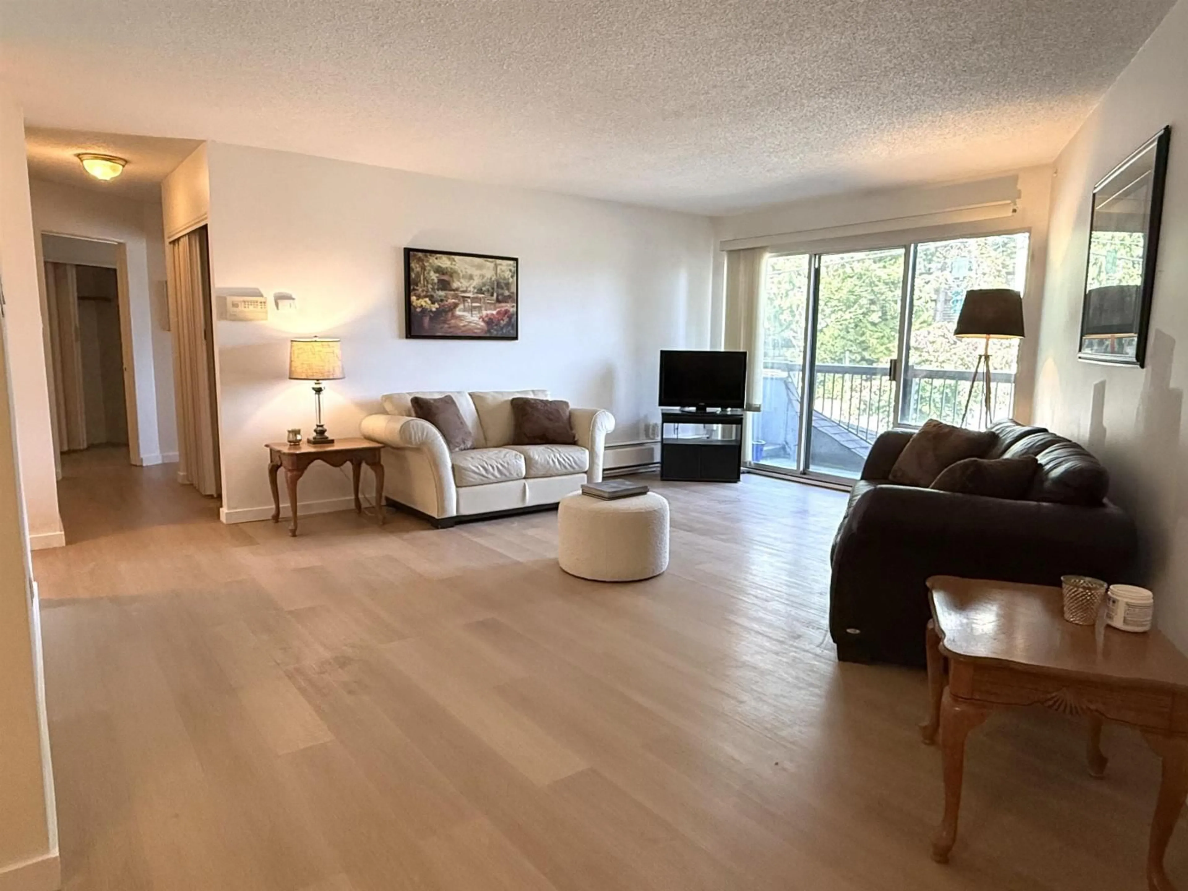 Living room with furniture, unknown for 218 - 15020 NORTH BLUFF ROAD, White Rock British Columbia V4B5A4