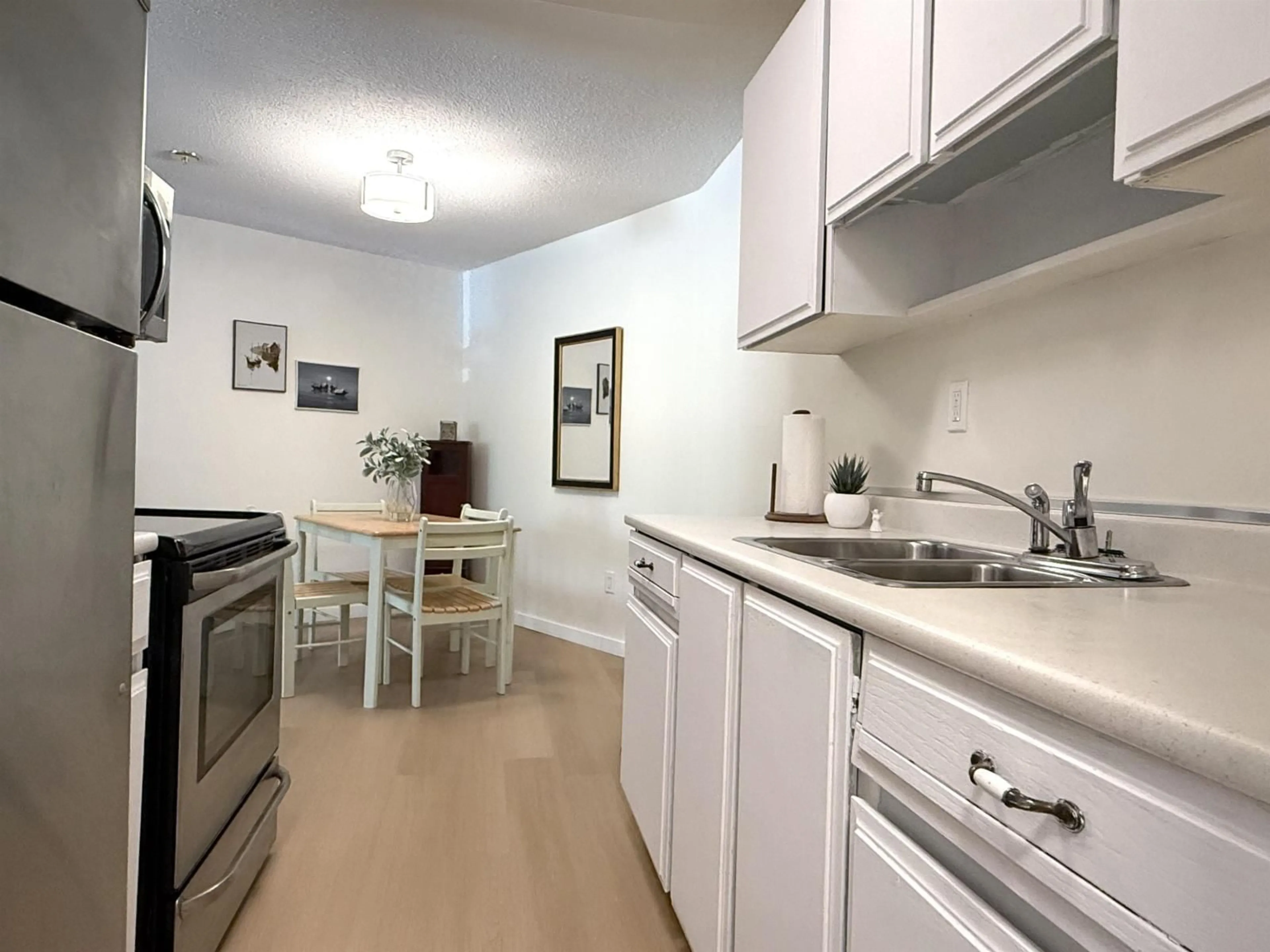 Standard kitchen, unknown for 218 - 15020 NORTH BLUFF ROAD, White Rock British Columbia V4B5A4